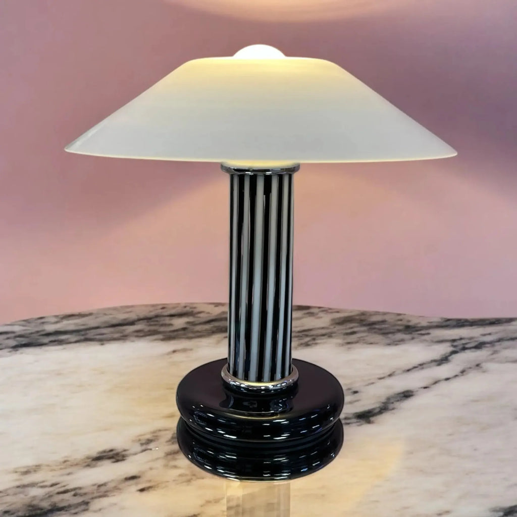 Lampe de table vintage en verre de Murano noir et blanc, abat-jour opalin, années 80 - Club Barbara