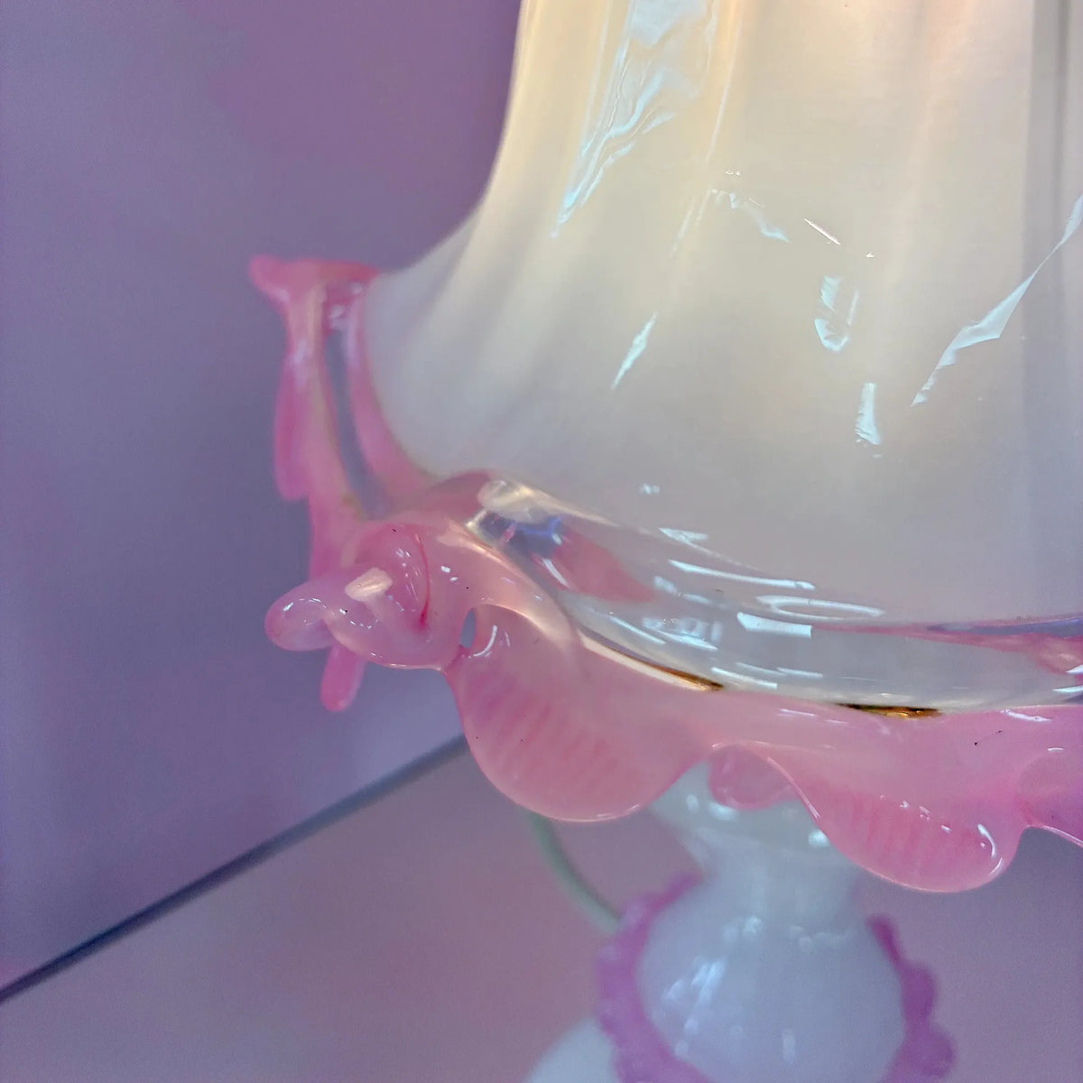 Lampe de table vintage en verre de Murano, opalin blanc et rose, bord ondulé, années 70-80 - Club Barbara