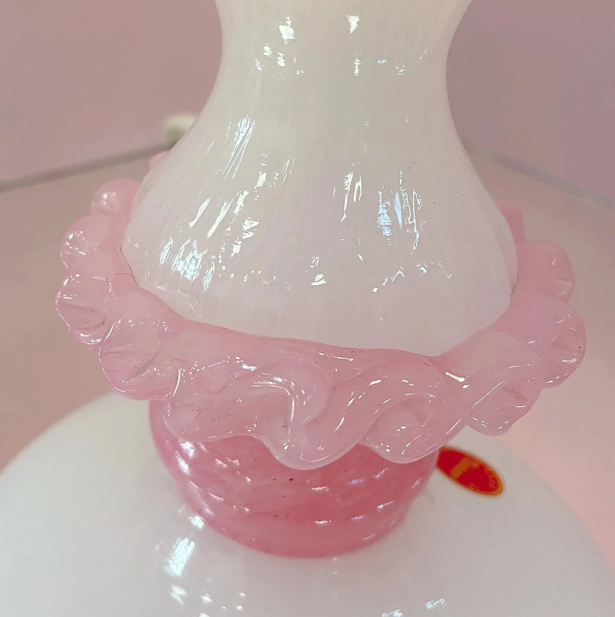 Lampe de table vintage en verre de Murano, opalin blanc et rose, bord ondulé, années 70-80 - Club Barbara