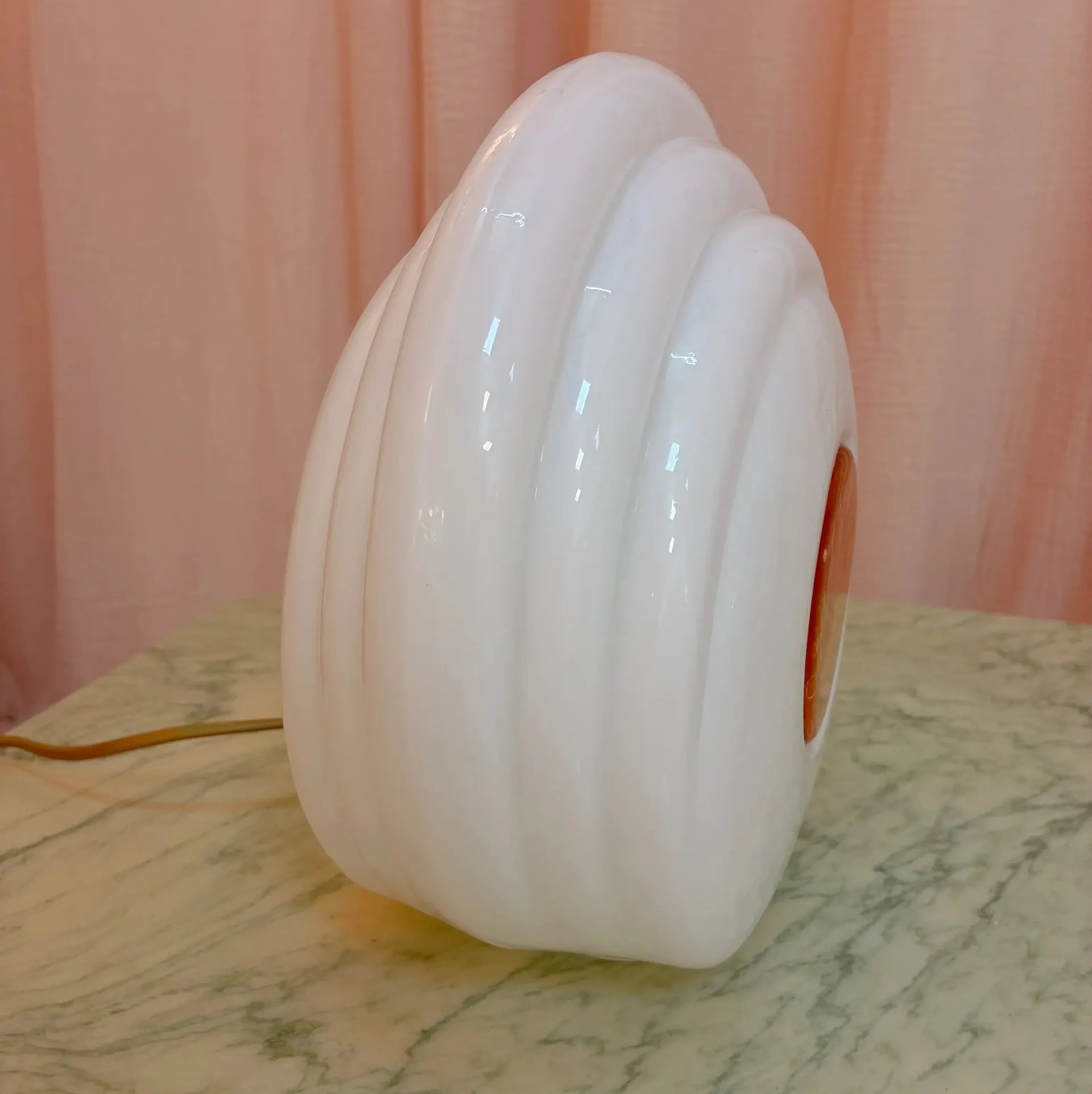 Lampe de table vintage italienne en verre, forme oeuf, années 1980 - Club Barbara