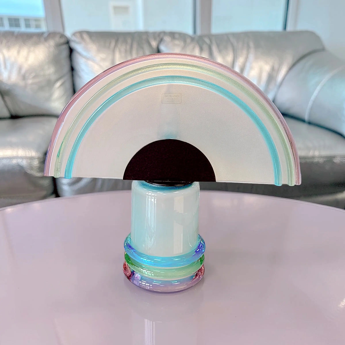 Lampe demi-lune en verre de Murano soufflé, filets parme, vert et bleu
