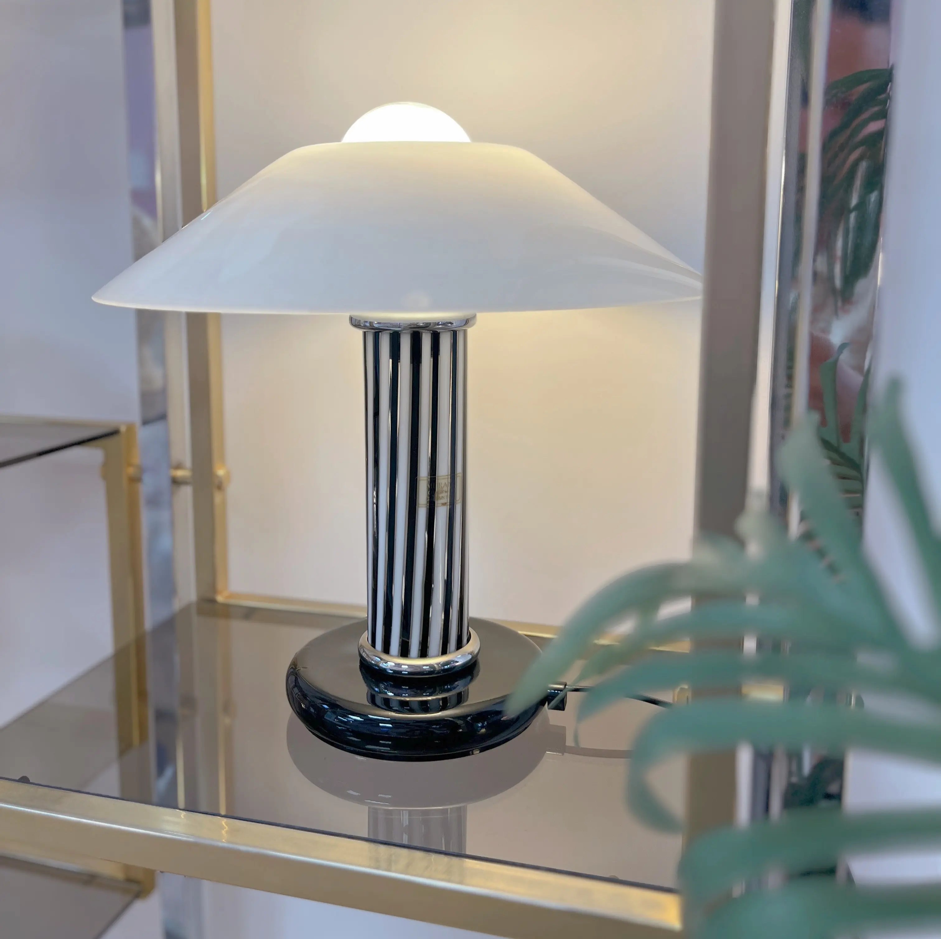 Lampe de table vintage en verre de Murano noir et blanc, abat-jour opalin, années 70-80