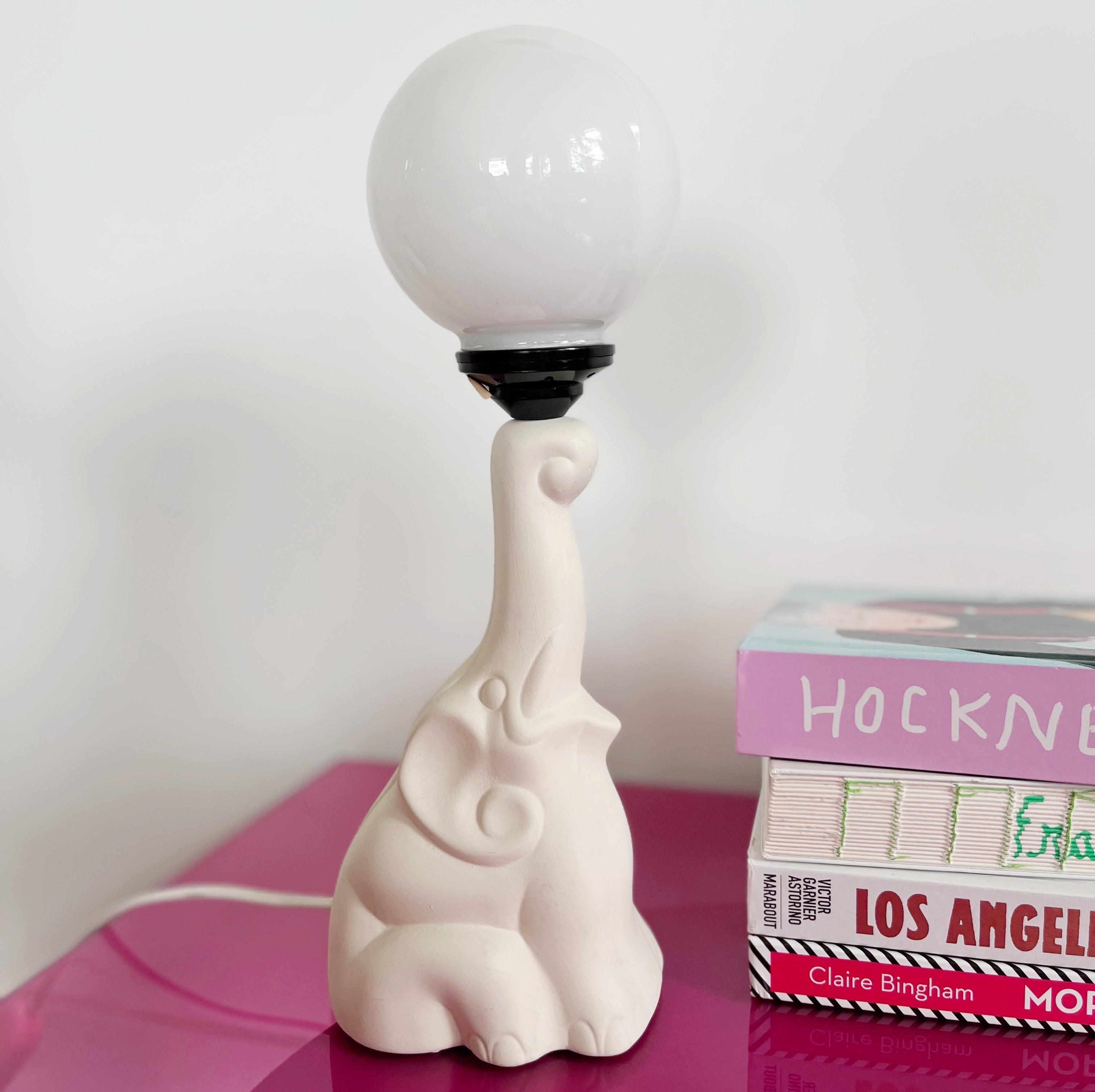 Lampe éléphant en céramique blanche mate avec globe opalin, pièce vintage années 80 – Club Barbara