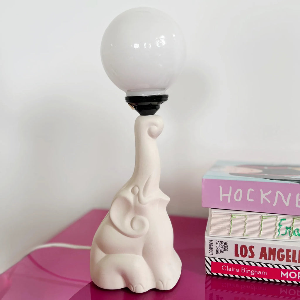 Lampe éléphant en céramique blanche et globe opalin, années 80 - Club Barbara
