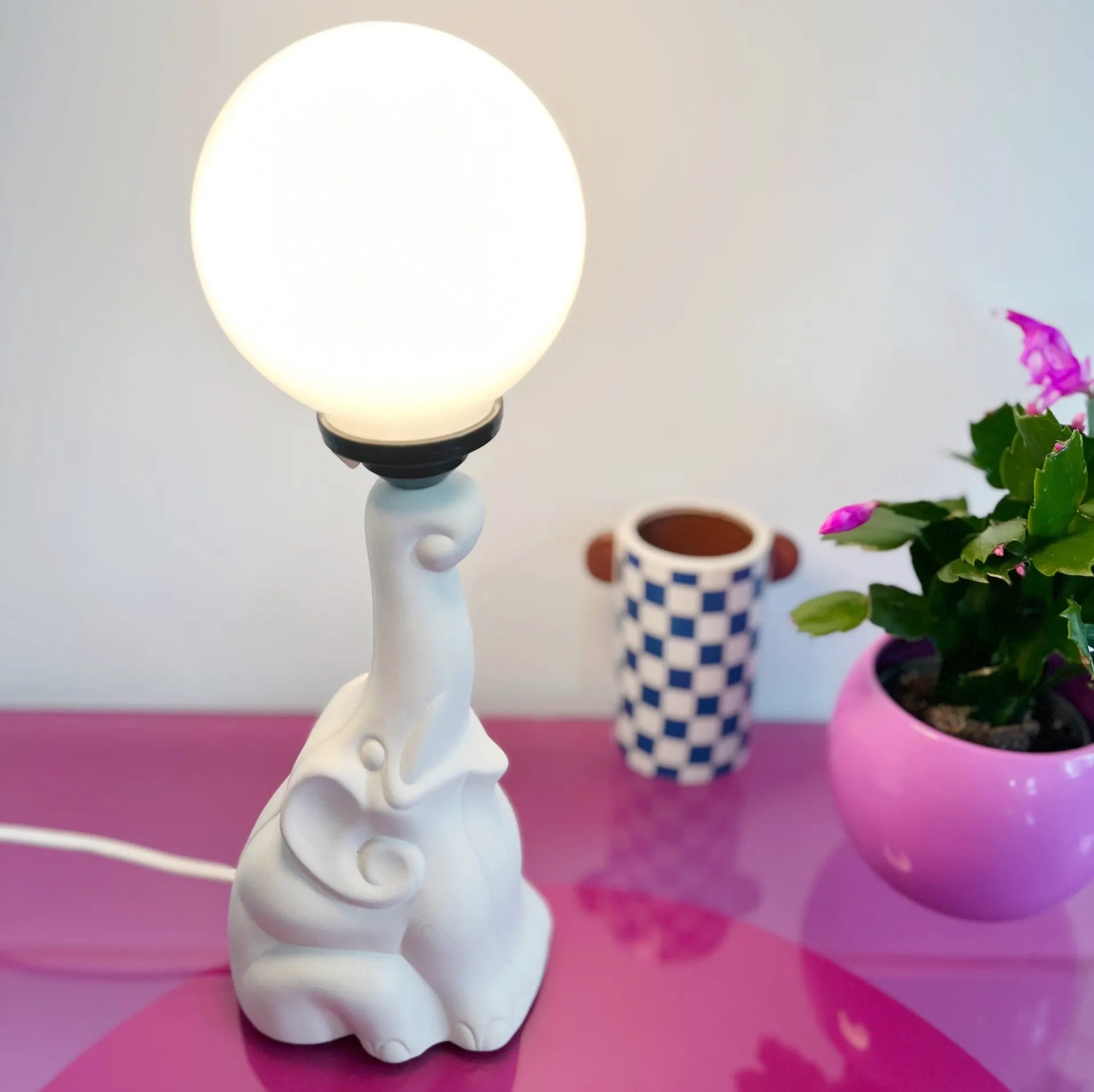 Lampe éléphant en céramique blanche et globe opalin, années 80 - Club Barbara
