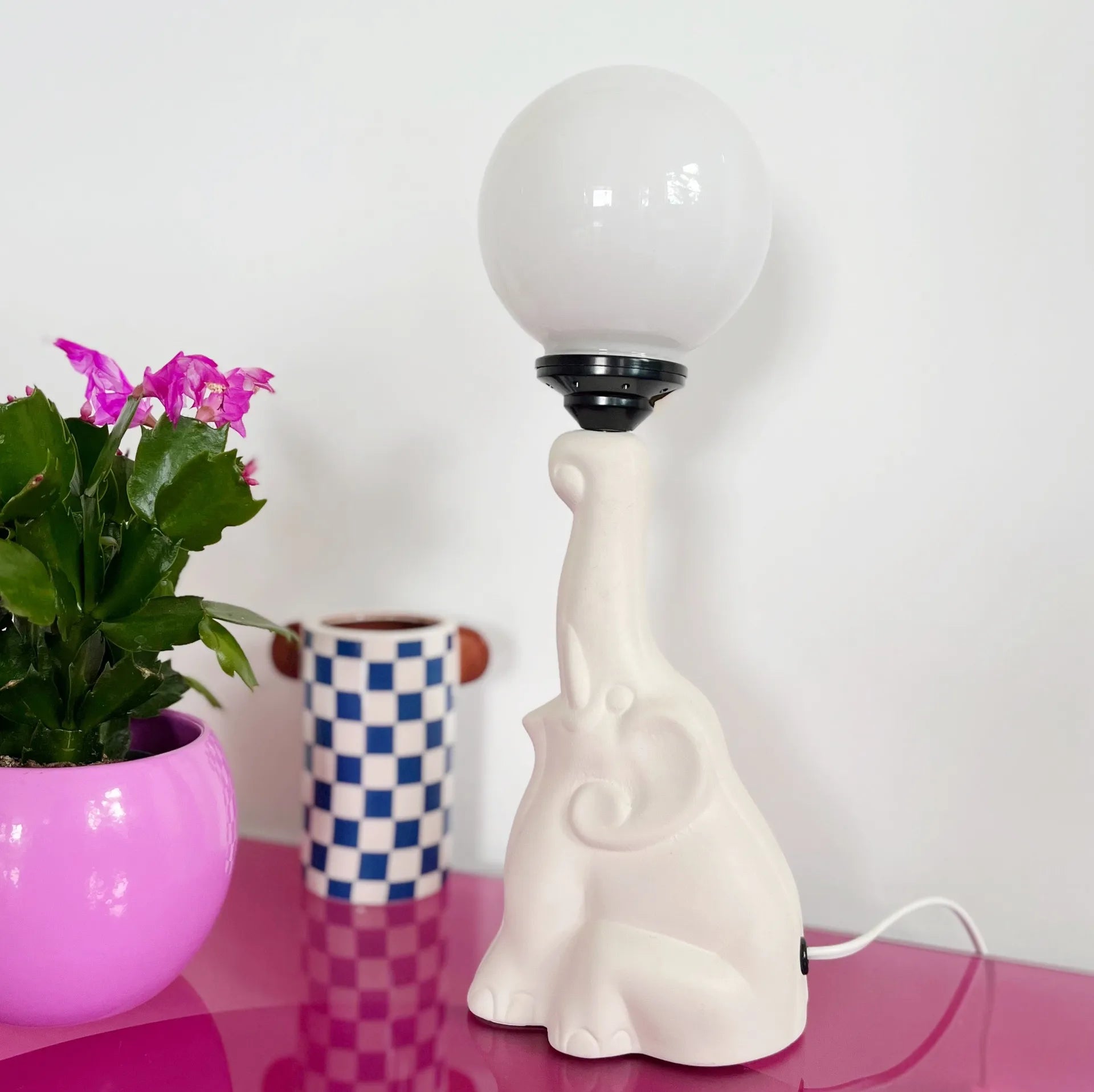 Lampe éléphant en céramique blanche et globe opalin, années 80 - Club Barbara