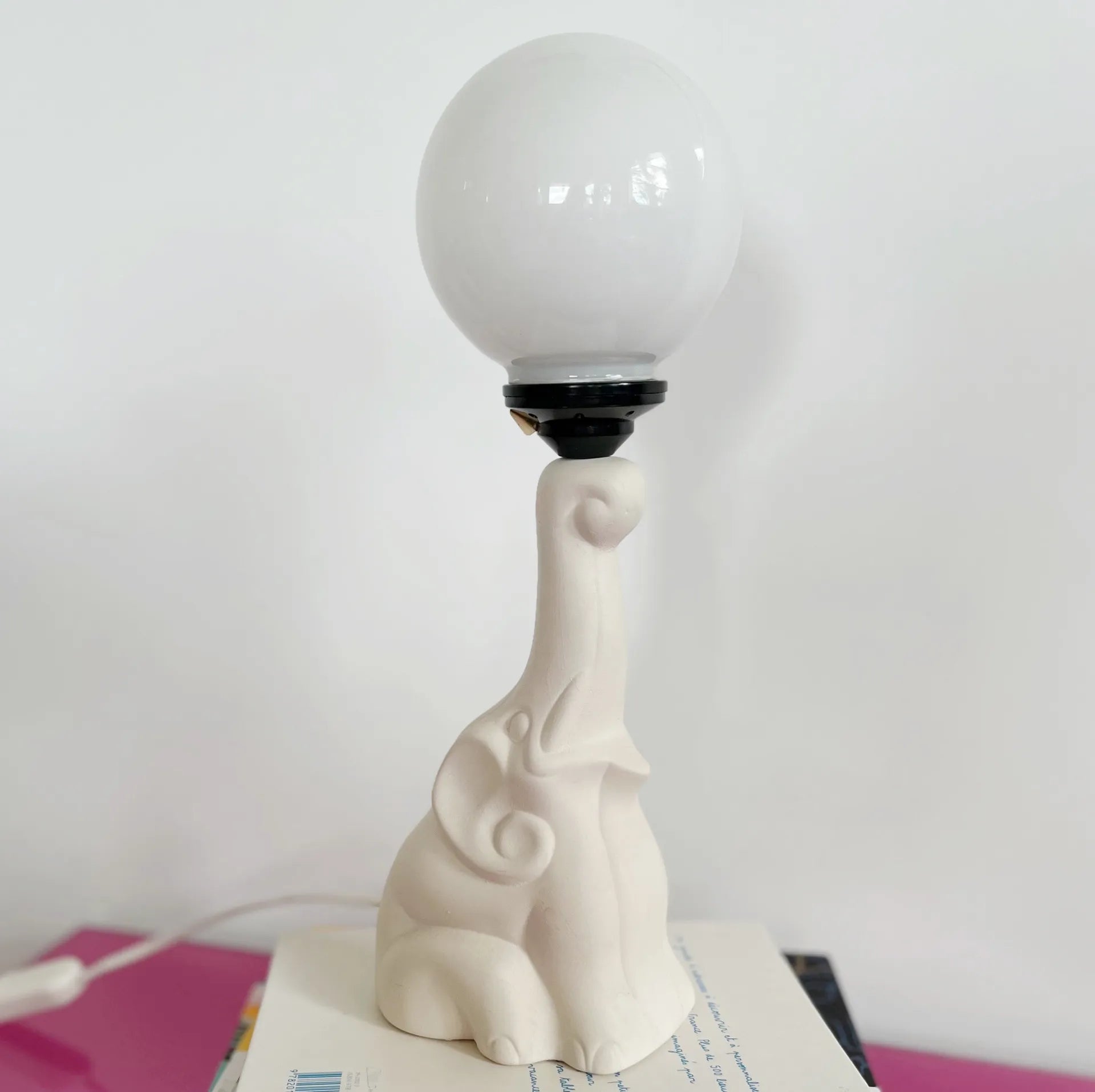 Lampe éléphant en céramique blanche et globe opalin, années 80 - Club Barbara