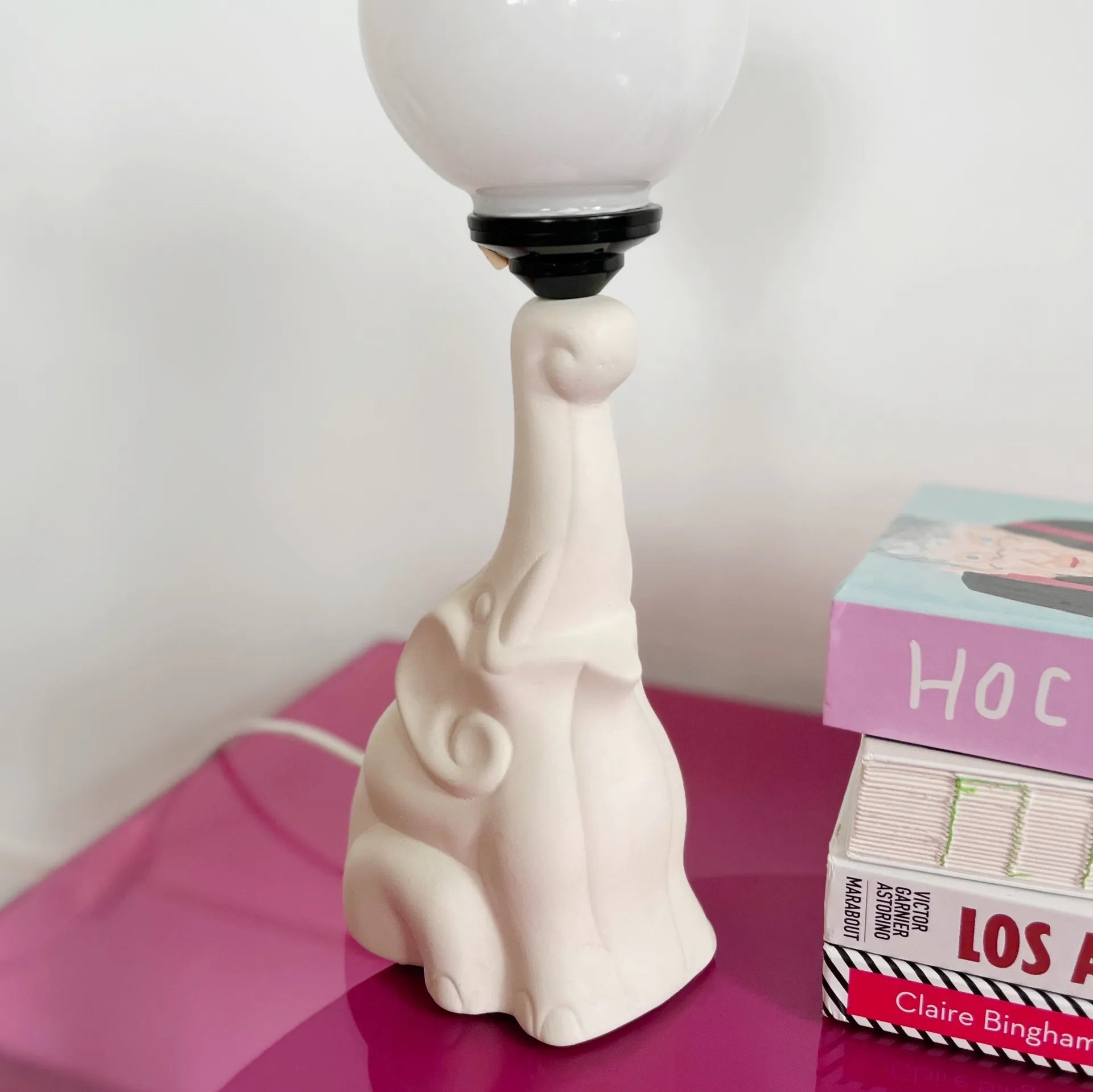 Lampe éléphant en céramique blanche et globe opalin, années 80 - Club Barbara