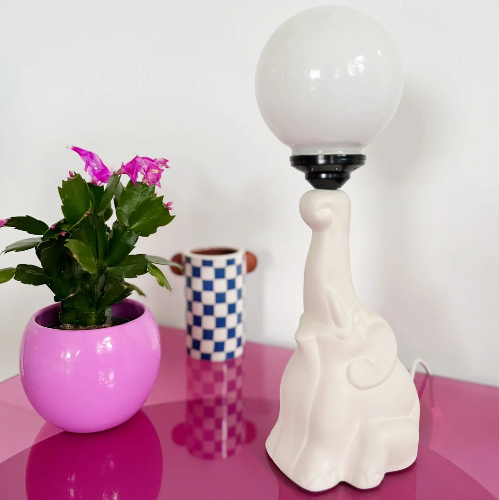 Lampe éléphant en céramique blanche et globe opalin, années 80 - Club Barbara