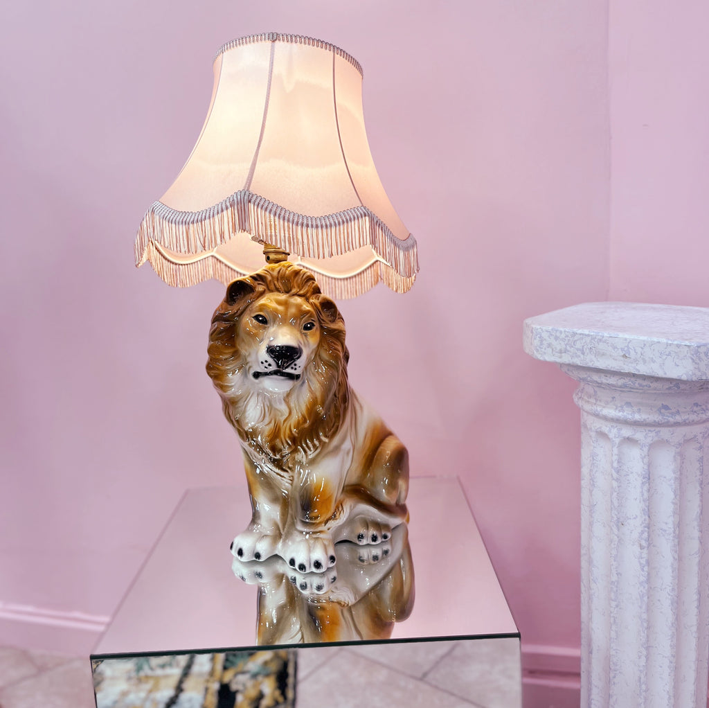 Lampe lion vintage en céramique italienne émaillée, années 70, style Hollywood Regency, abat-jour rose à franges – Club Barbara