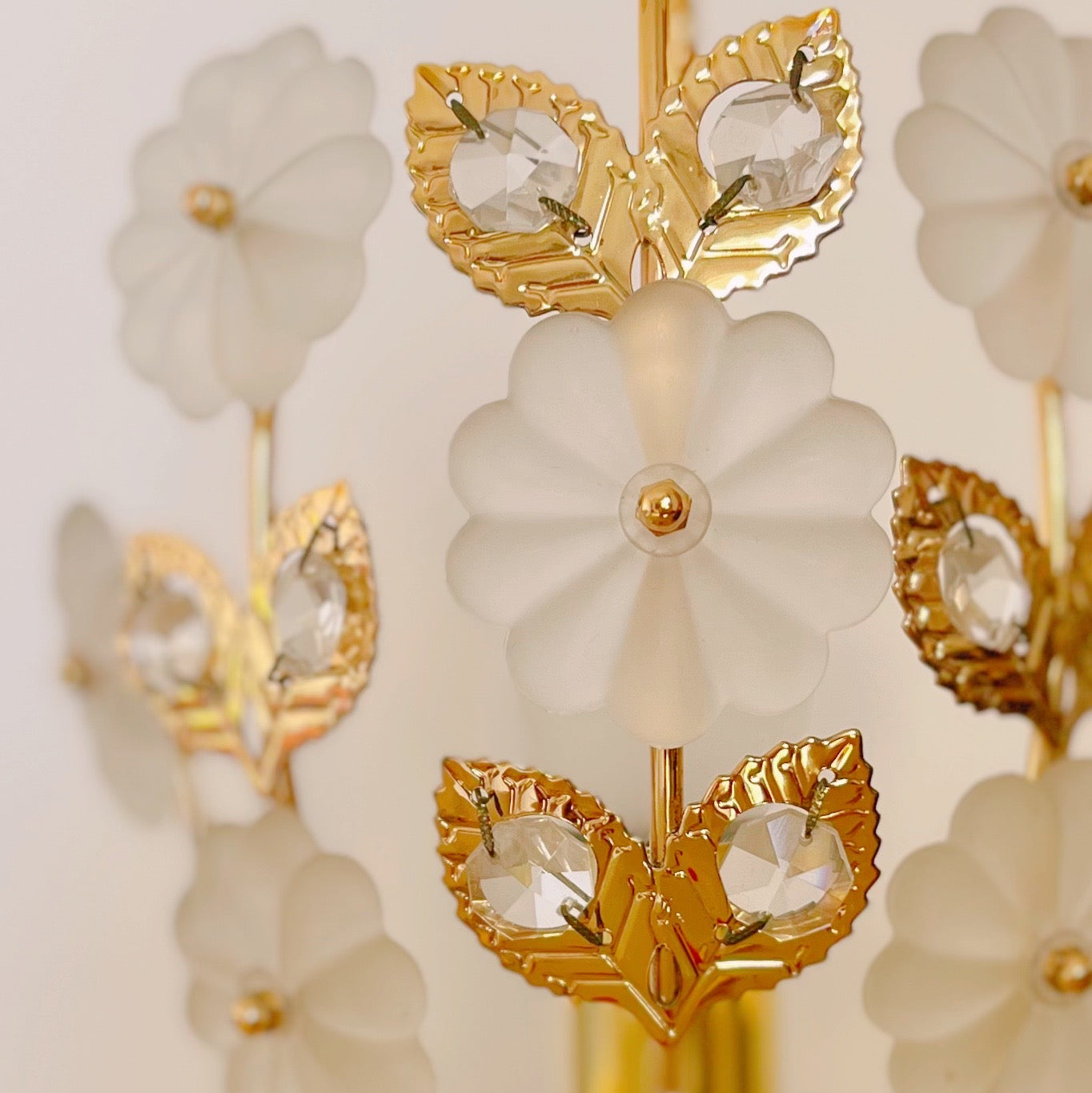 Lampe fleurs en laiton & verre dépoli, made in Italy, années 70