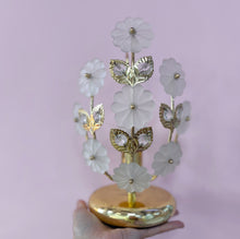 Load image into Gallery viewer, Lampe fleurs en laiton &amp; verre dépoli, made in Italy, années 70
