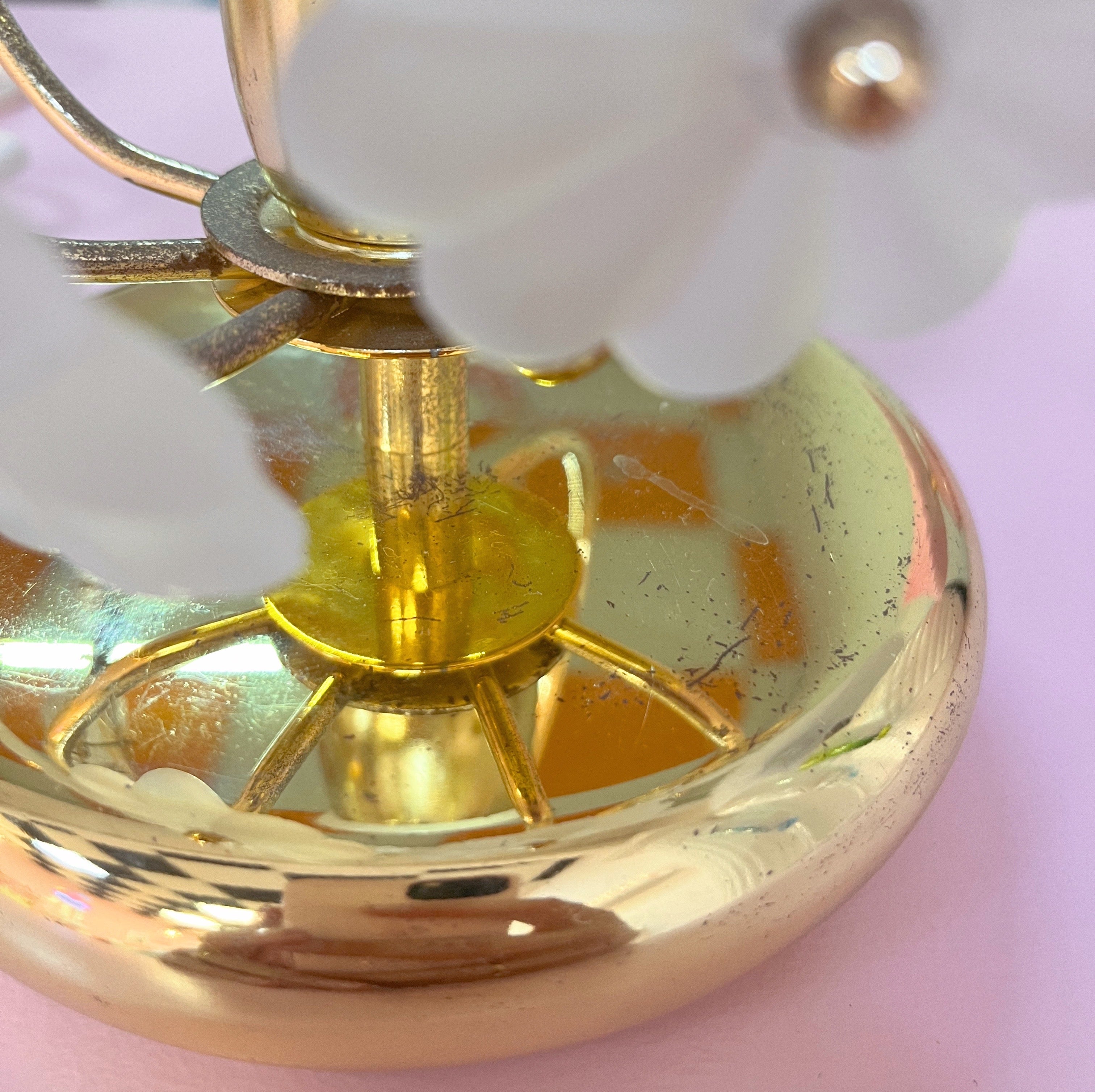 Lampe fleurs en laiton & verre dépoli, made in Italy, années 70