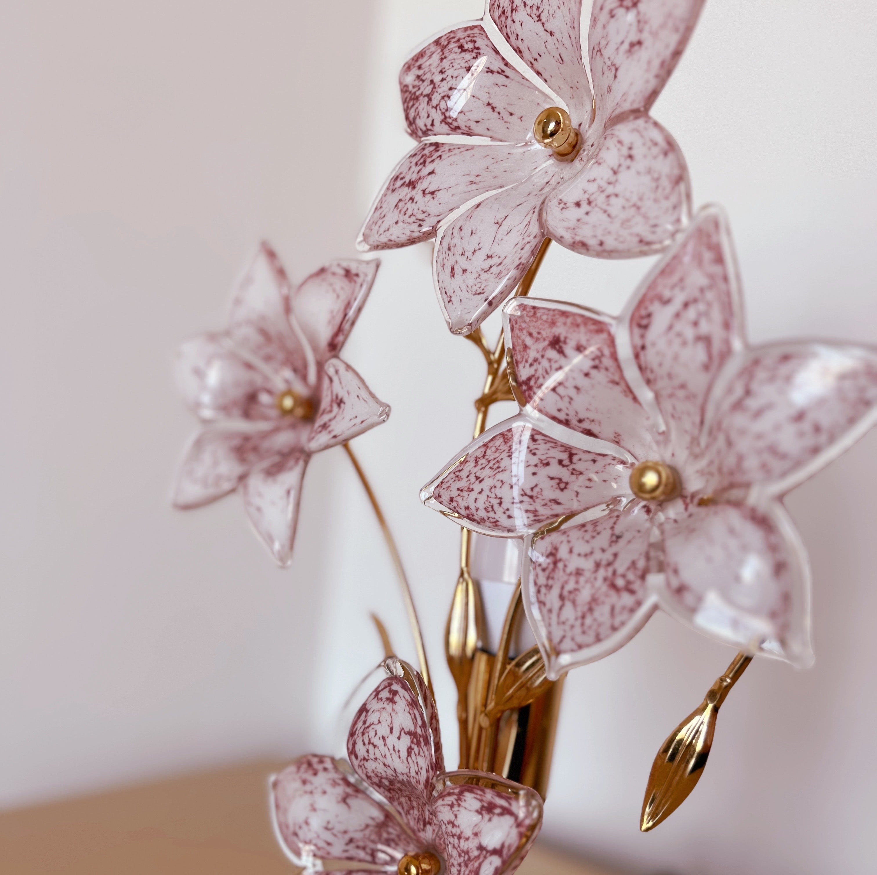 Lampe florale Murano en laiton et verre rose moucheté, Italie, années 70