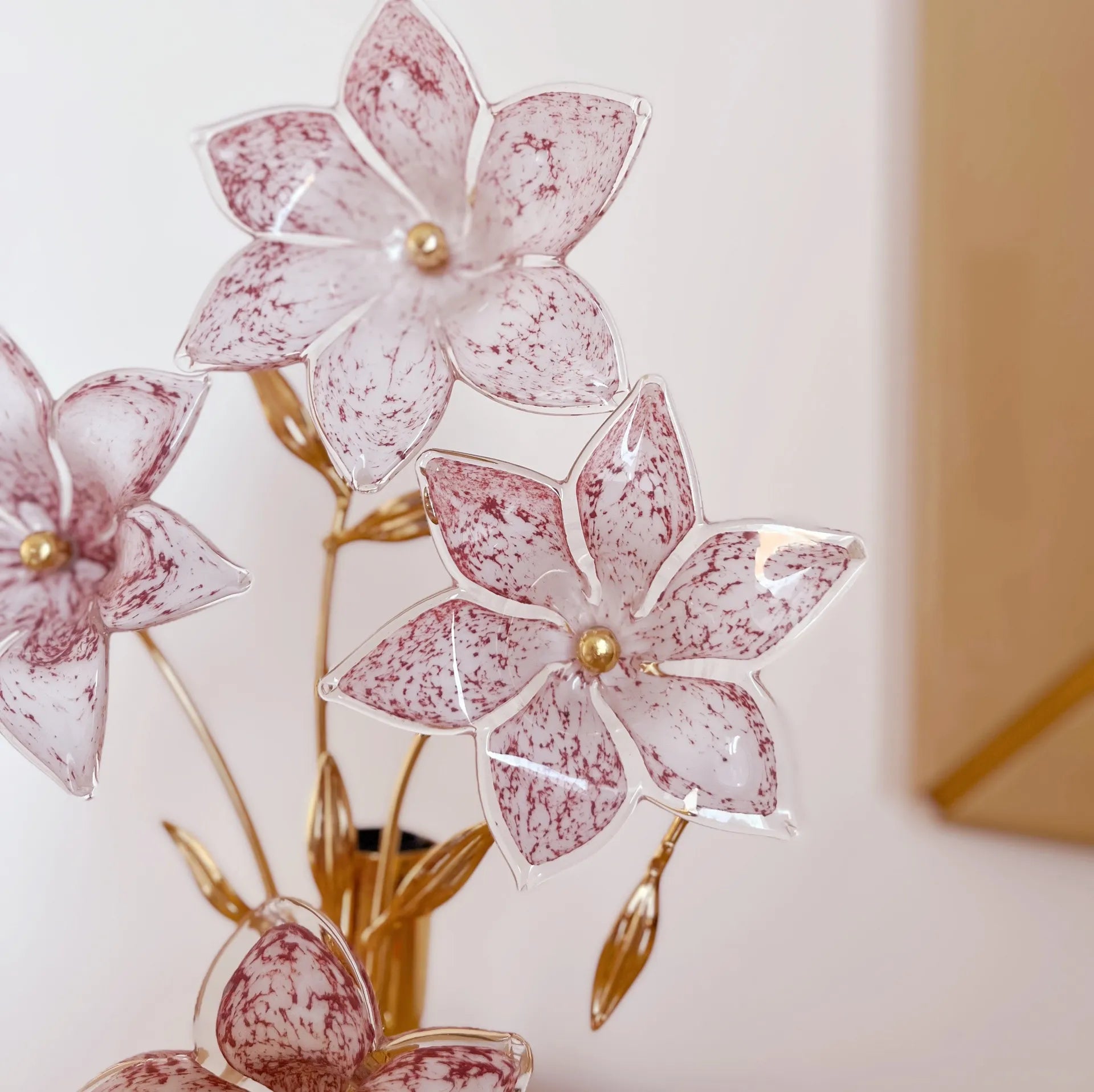 Lampe florale Murano en laiton et verre rose moucheté, Italie, années 70 - Club Barbara