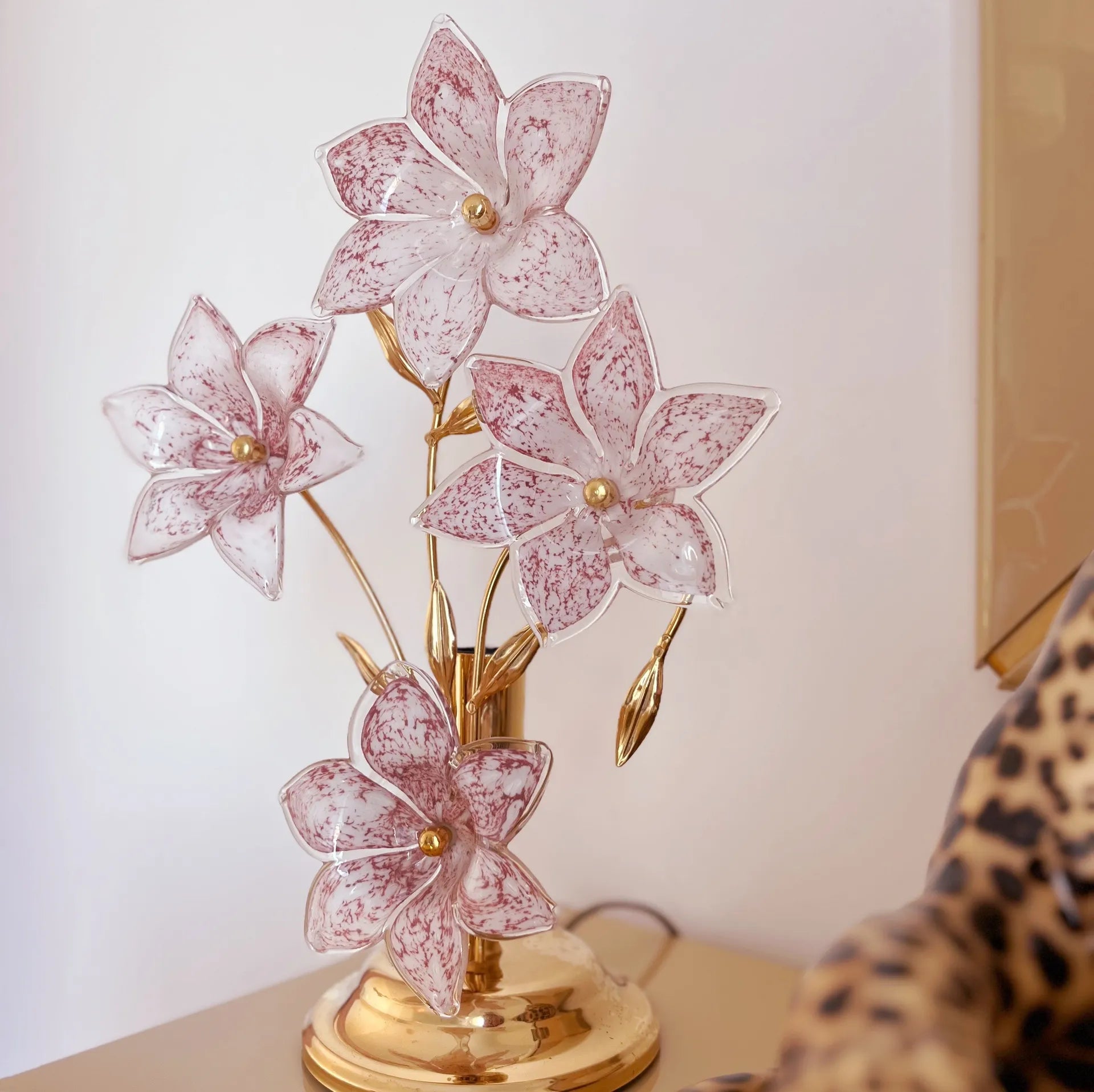 Lampe florale Murano en laiton et verre rose moucheté, Italie, années 70 - Club Barbara