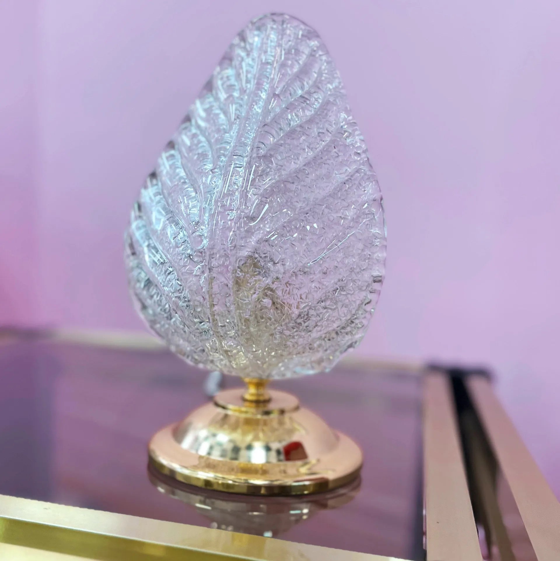 Lampe laiton & feuille en verre texturé – Années 80 - Club Barbara