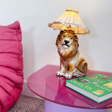 Load image into Gallery viewer, Lampe lion vintage en céramique italienne émaillée, années 70, style Hollywood Regency, abat-jour plissé doré – Club Barbara
