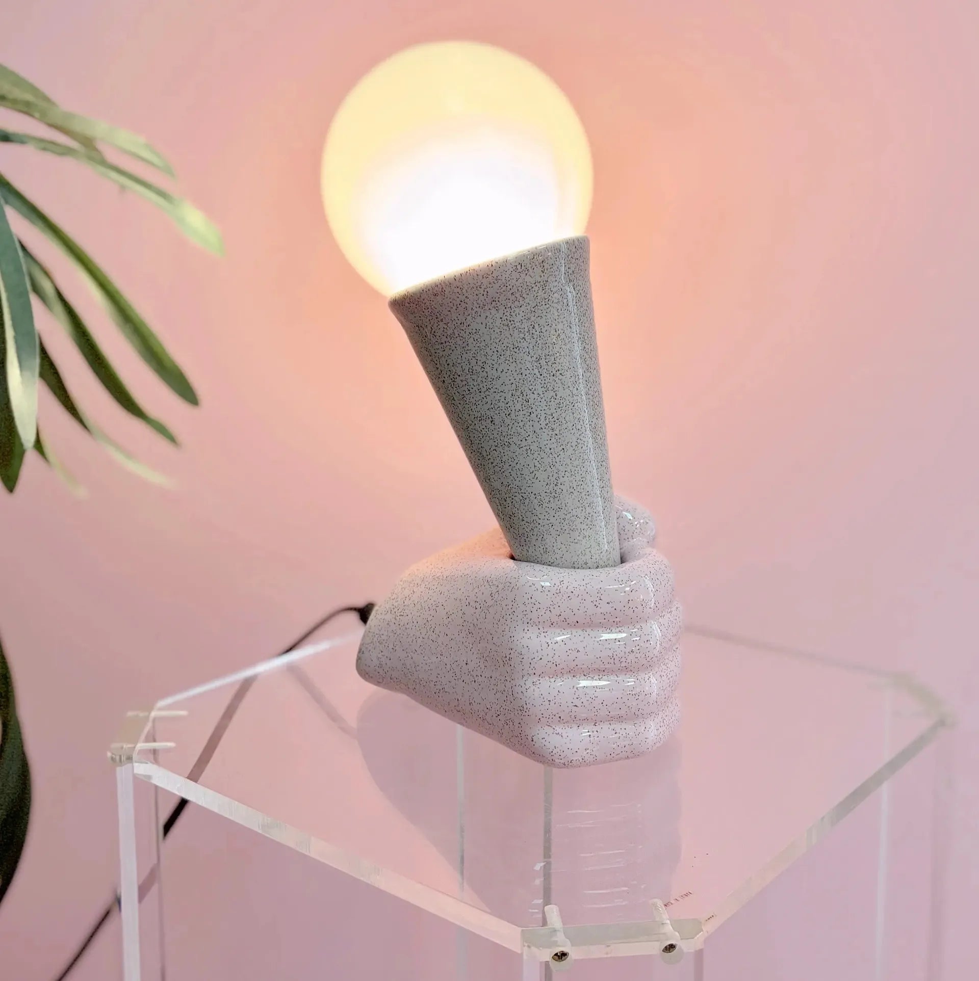 Lampe main et cornet de glace en céramique, globe opalin, années 80 - Club Barbara