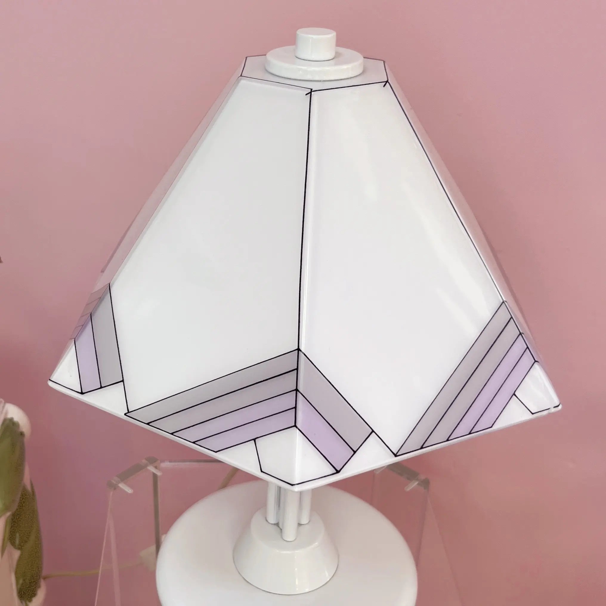 Vue d’ensemble lampe de table blanche laquée et verre opalin décoré, Club Barbara
