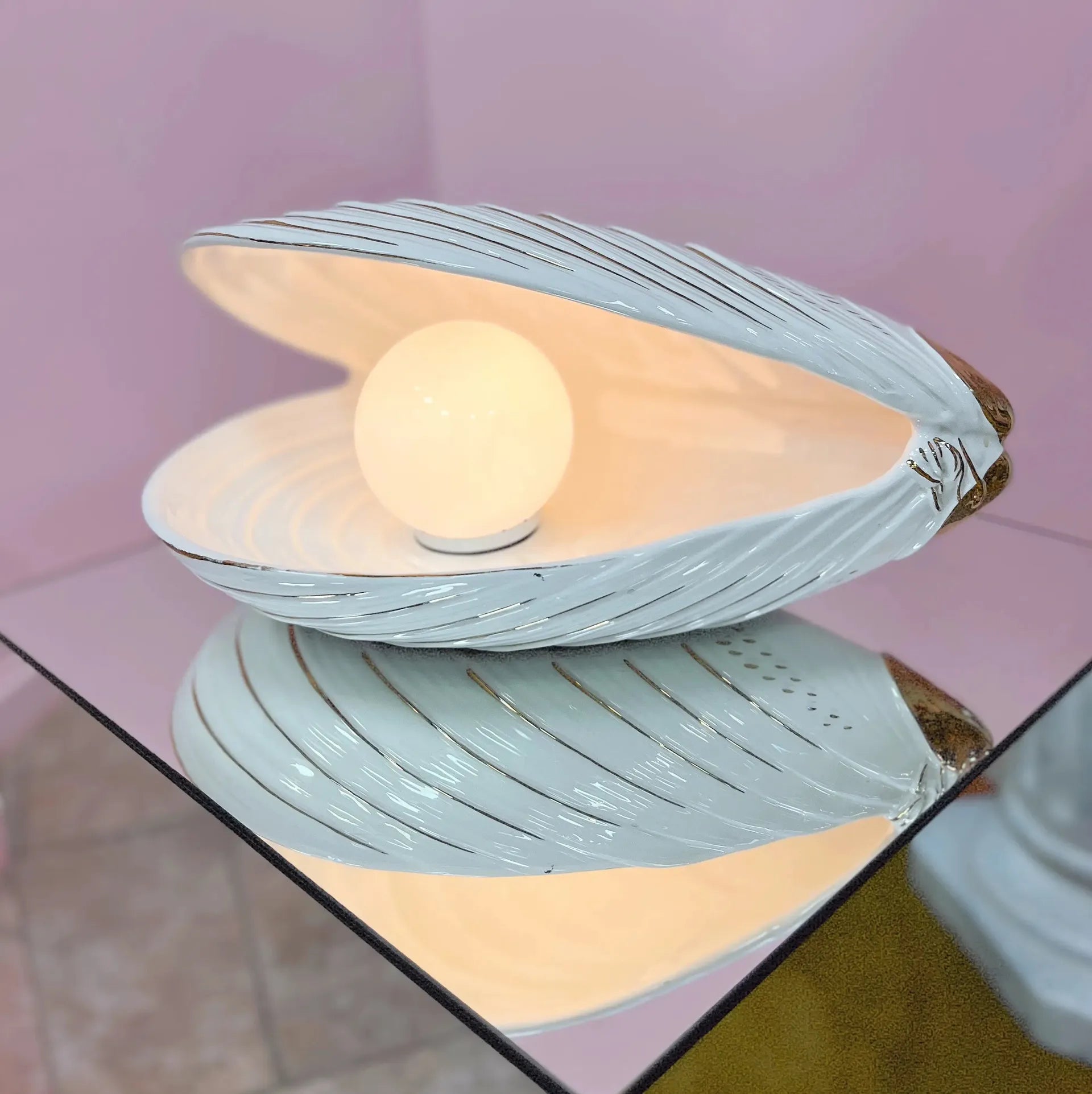 Lampe moule en céramique italienne blanche et dorée, années 70 - Club Barbara