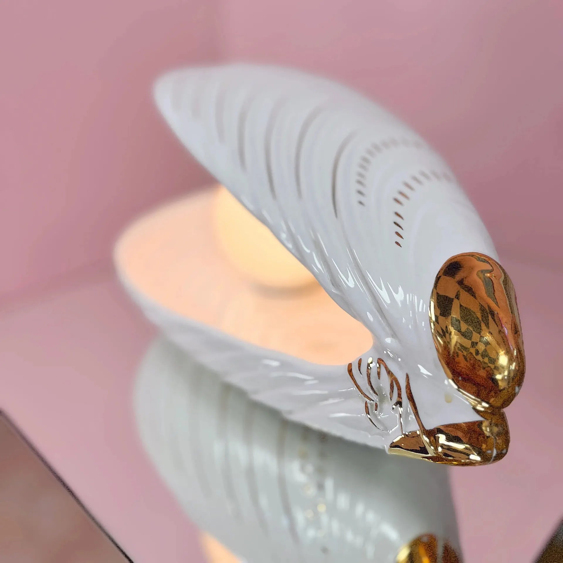 Lampe moule en céramique italienne blanche et dorée, années 70 - Club Barbara