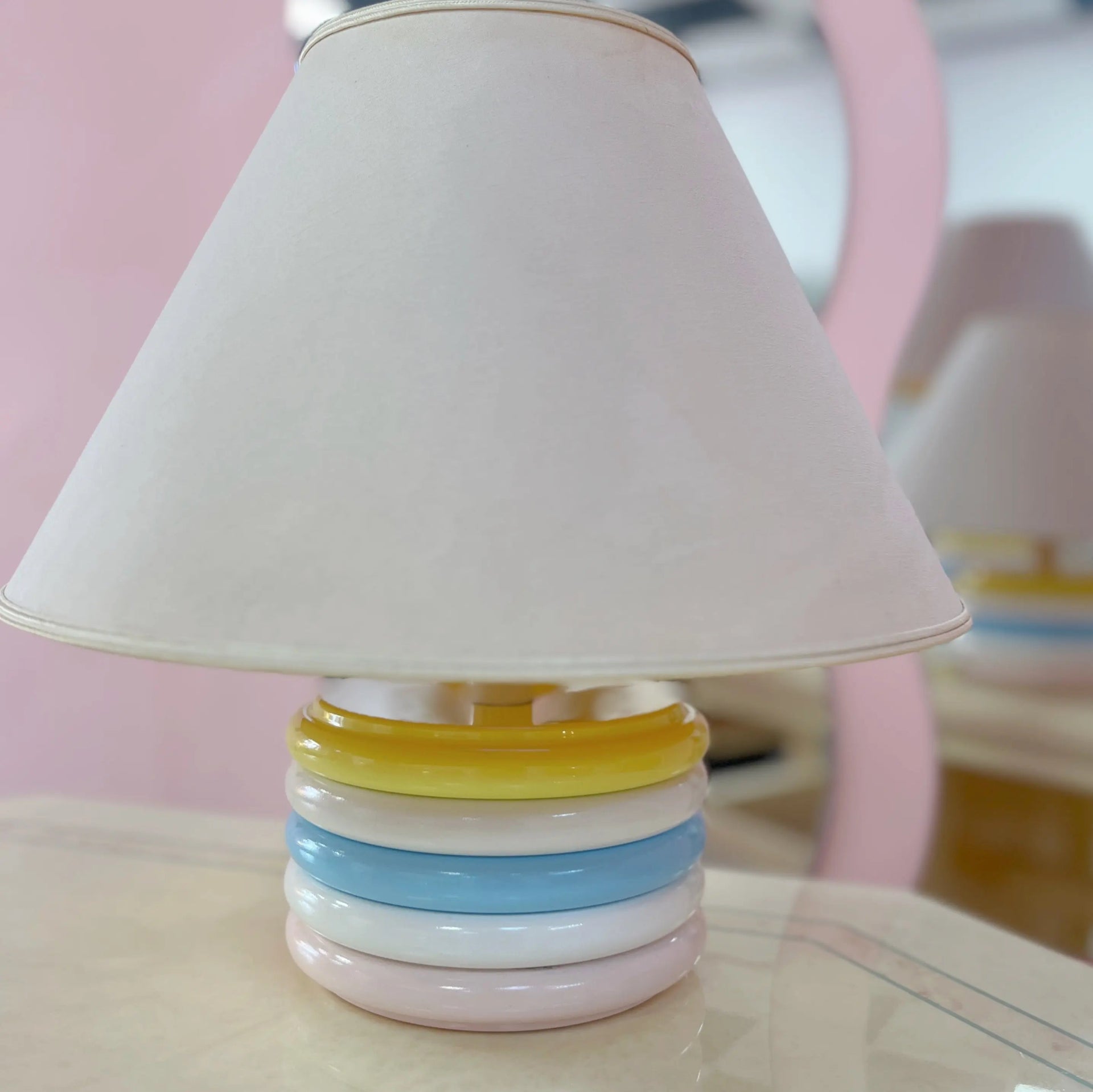 Lampe vintage multicolore pastel – abat-jour rétro aux couleurs douces, idéal pour décoration intérieure