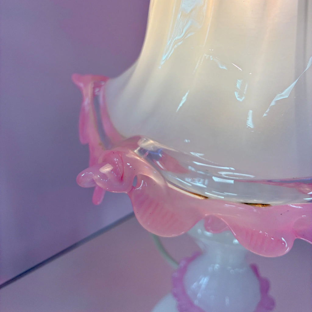 Lampe de table en verre de Murano soufflé, abat-jour cloche opalin à bord ondulé rose
