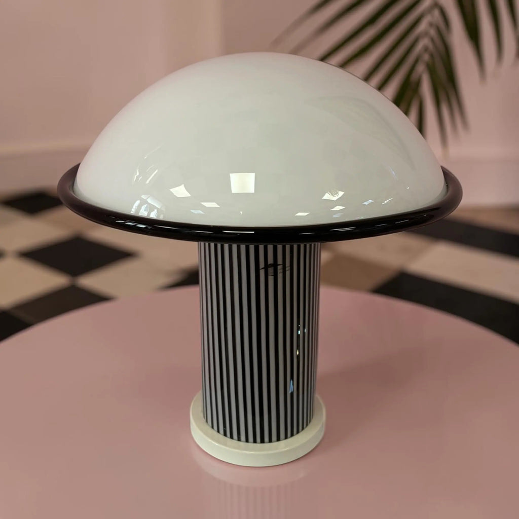 Lampe Murano noir et blanc des années 80, pièce vintage au design artistique et intemporel, parfaite pour apporter une touche élégante et rétro à votre intérieur.