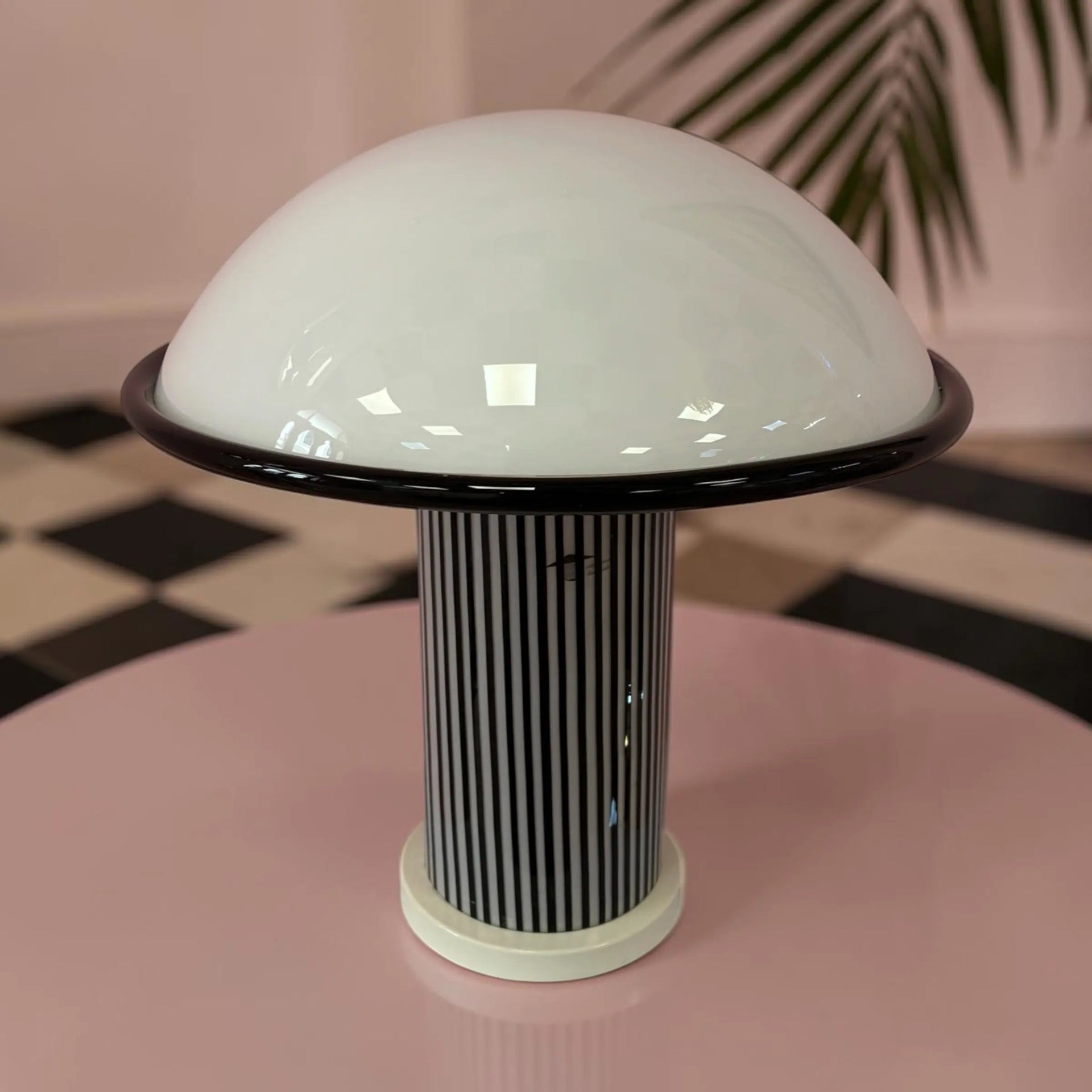 Lampe Murano noir et blanc des années 80, pièce vintage au design artistique et intemporel, parfaite pour apporter une touche élégante et rétro à votre intérieur.