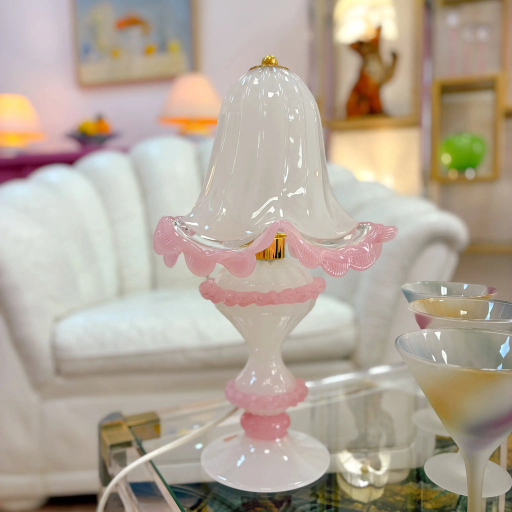 Lampe de table en verre de Murano soufflé, abat-jour cloche opalin à bord ondulé rose
