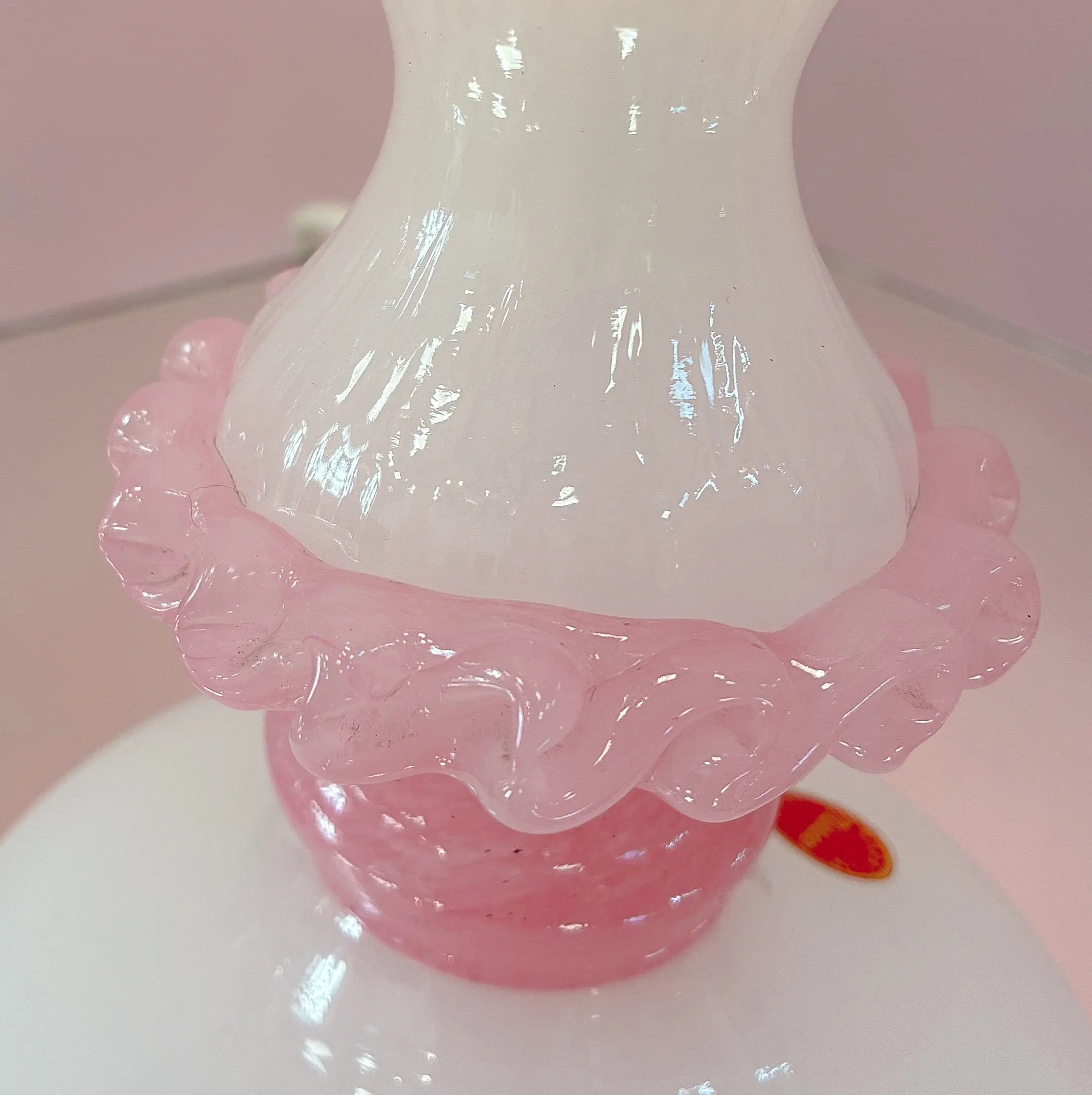 Lampe de table vintage en verre de Murano, opalin blanc et rose, bord ondulé, années 70-80
