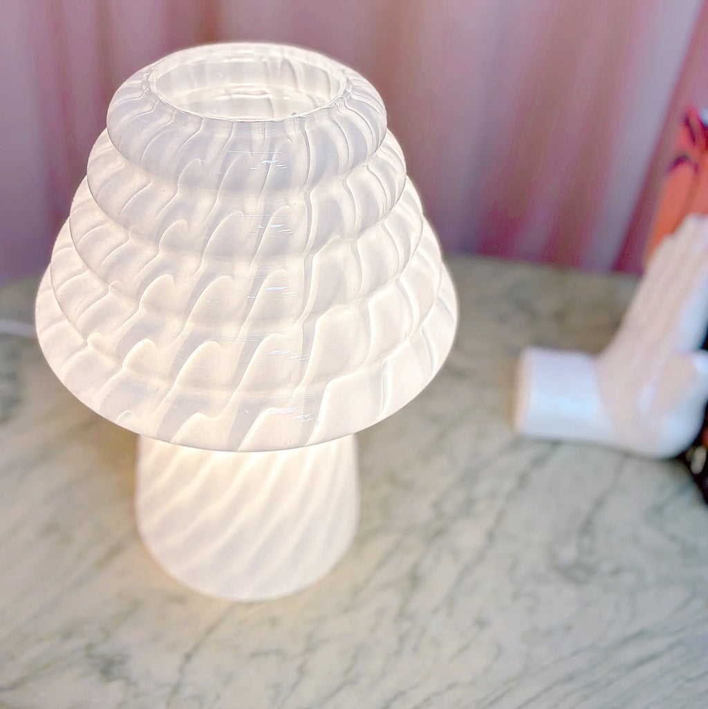 Lampe champignon italienne vintage, verre opalin lattimo torsadé, années 1980