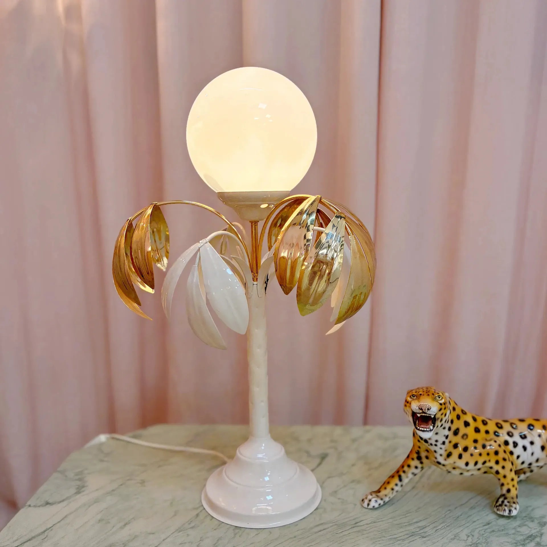 Lampe palmier vintage, métal laqué blanc et laiton, globe opalin, années 70 - Club Barbara