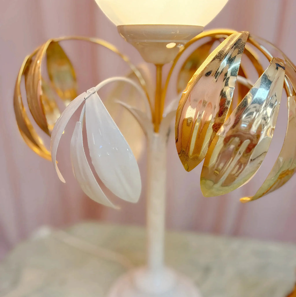 Lampe palmier vintage, métal laqué blanc et laiton, globe opalin, années 70 - Club Barbara