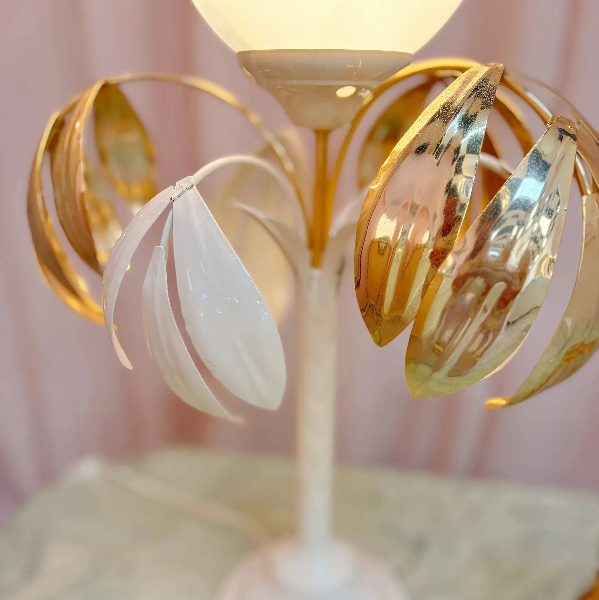 Lampe palmier vintage, métal laqué blanc et laiton, globe opalin, années 70 - Club Barbara