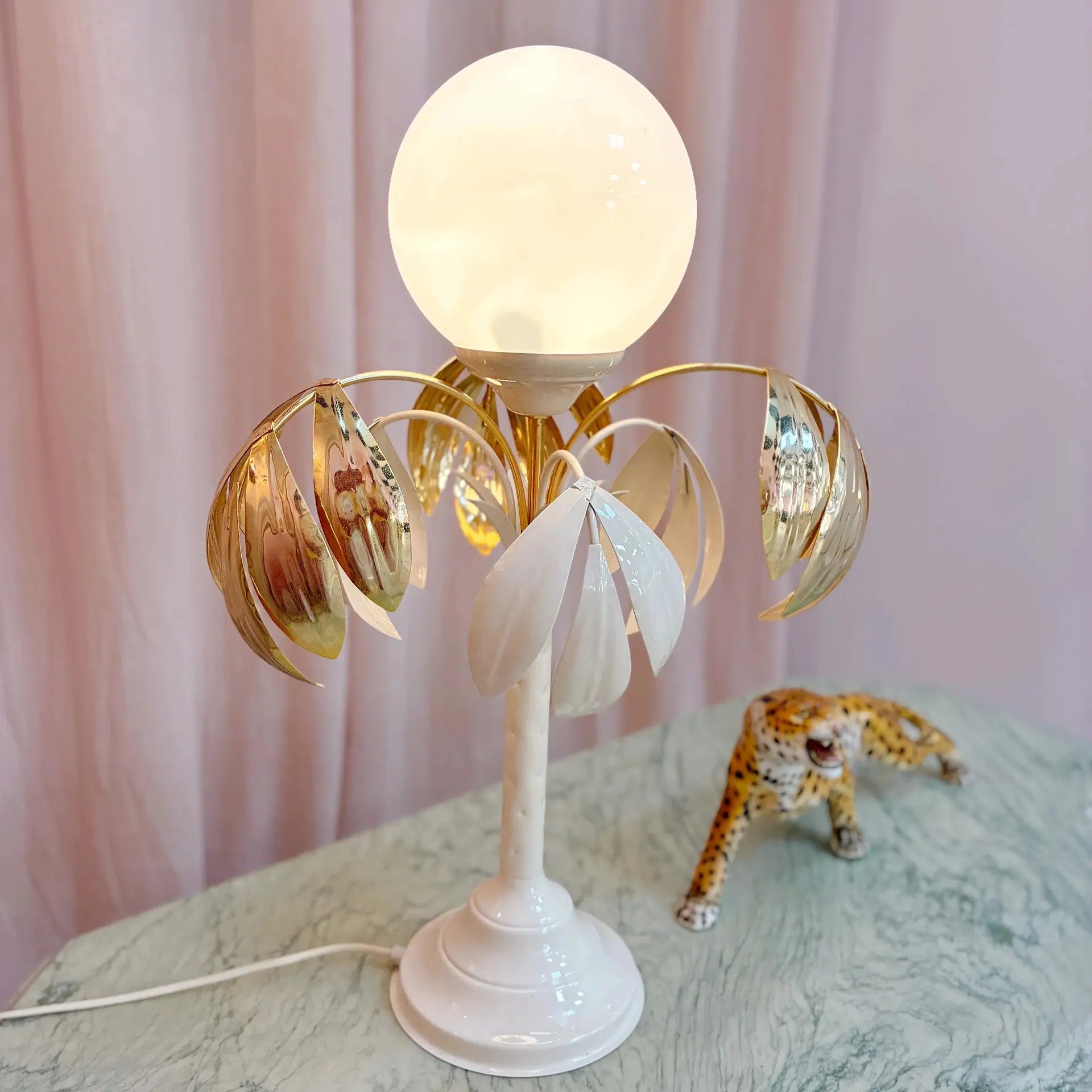 Lampe palmier vintage, métal laqué blanc et laiton, globe opalin, années 70 - Club Barbara