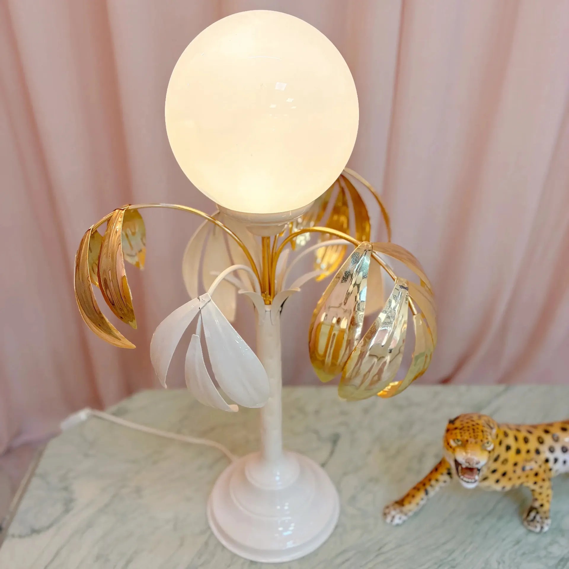 Lampe palmier vintage, métal laqué blanc et laiton, globe opalin, années 70 - Club Barbara