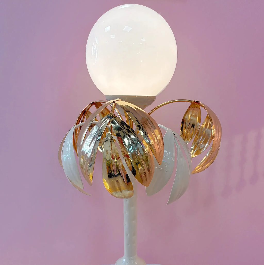 Lampe palmier vintage, métal laqué blanc et laiton, globe opalin, années 70 - Club Barbara