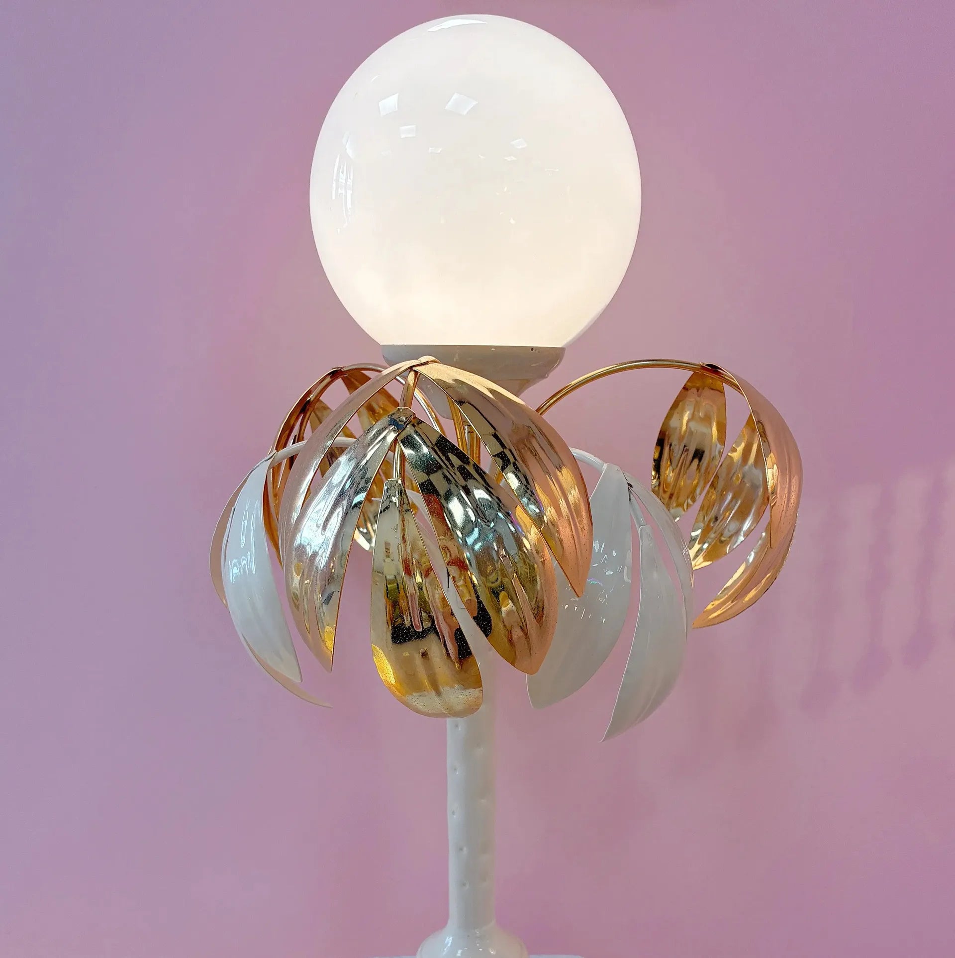 Lampe palmier vintage, métal laqué blanc et laiton, globe opalin, années 70 - Club Barbara