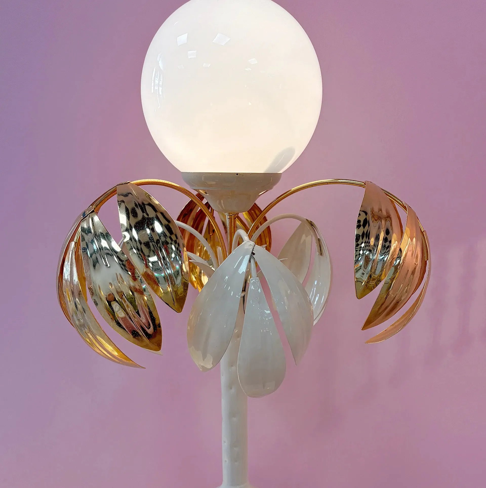 Lampe palmier vintage, métal laqué blanc et laiton, globe opalin, années 70 - Club Barbara