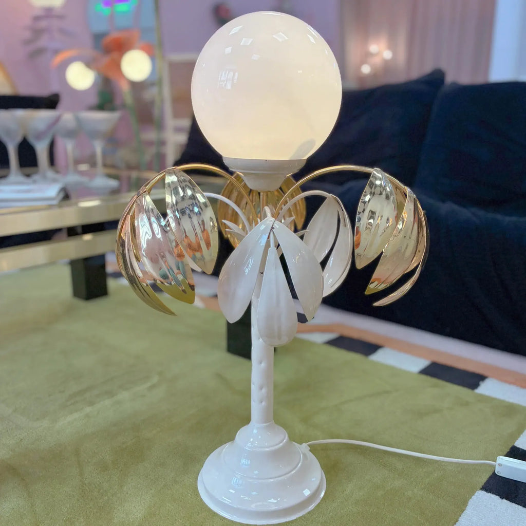 Lampe palmier vintage, métal laqué blanc et laiton, globe opalin, années 70 - Club Barbara
