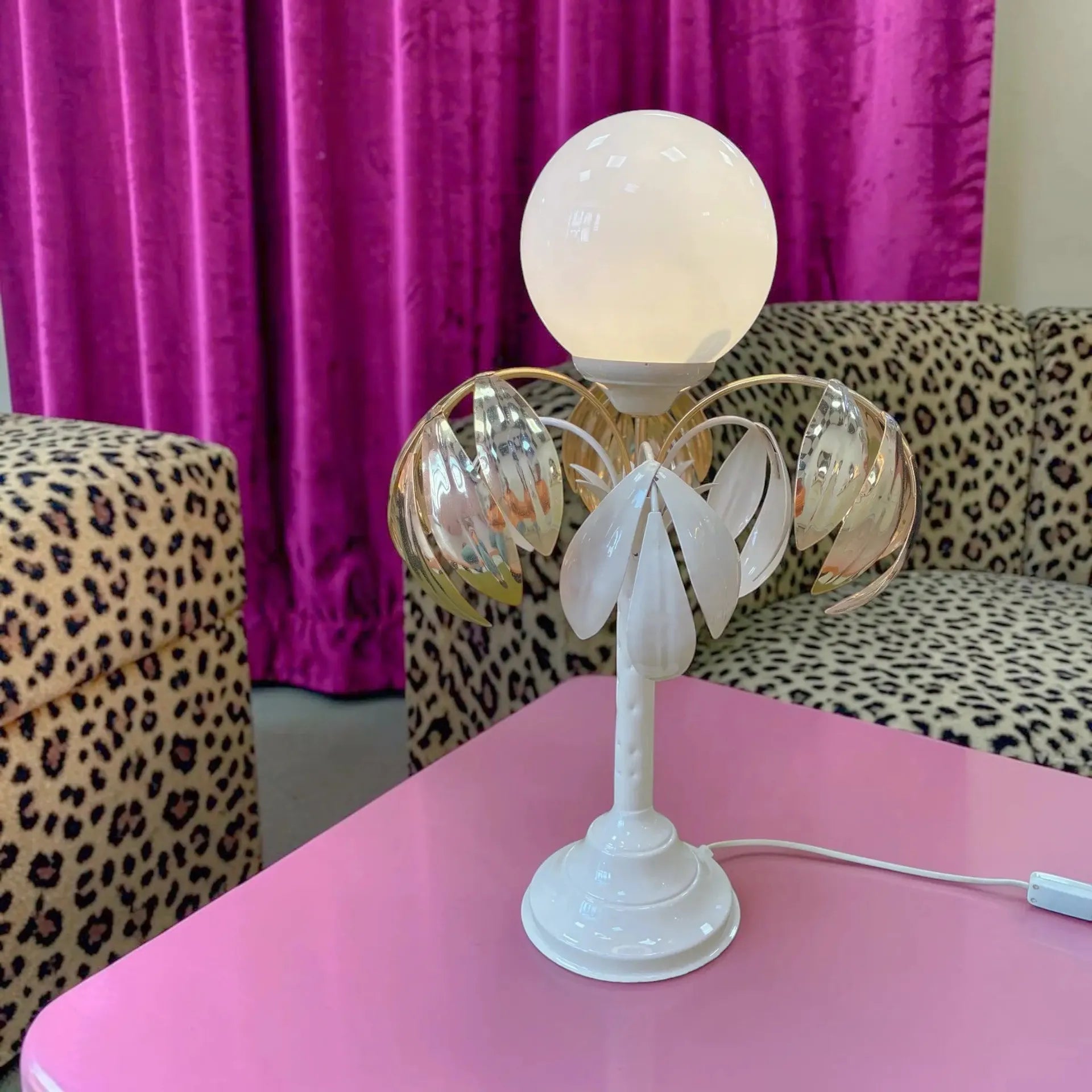 Lampe palmier vintage, métal laqué blanc et laiton, globe opalin, années 70 - Club Barbara