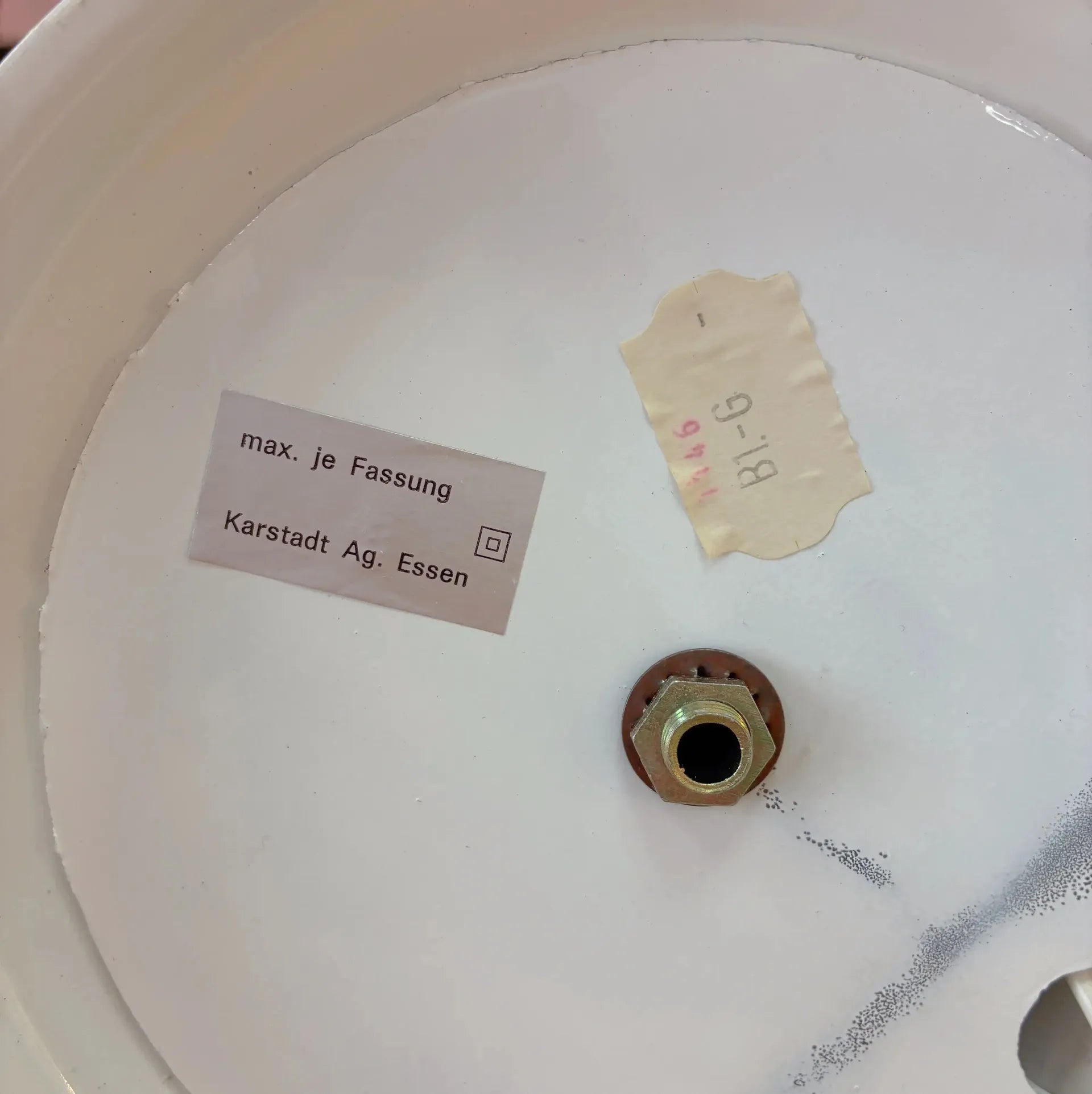 Lampe palmier vintage, métal laqué blanc et laiton, globe opalin, années 70 - Club Barbara