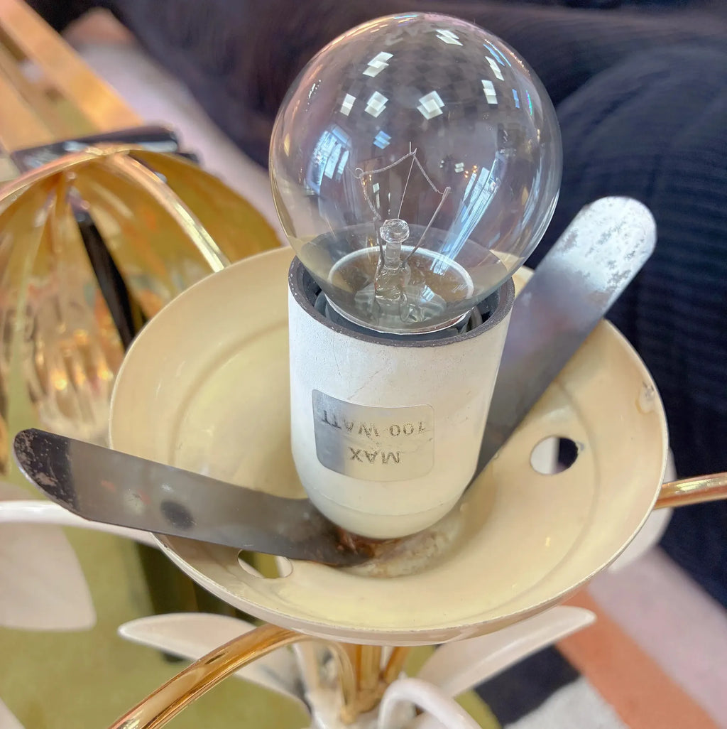 Lampe palmier vintage, métal laqué blanc et laiton, globe opalin, années 70 - Club Barbara