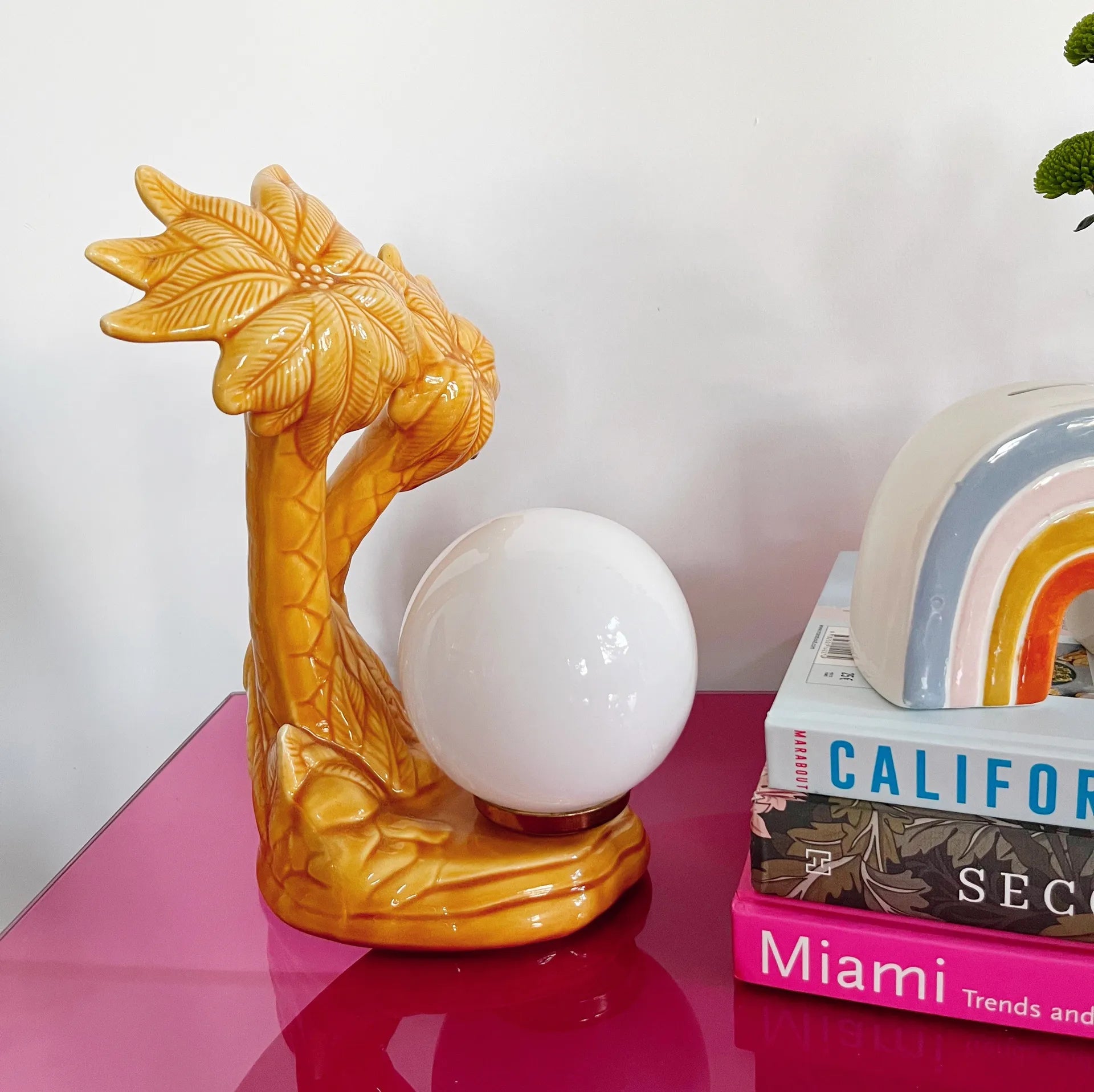 Lampe palmiers ocre en céramique vintage globe opalin - Club Barbara