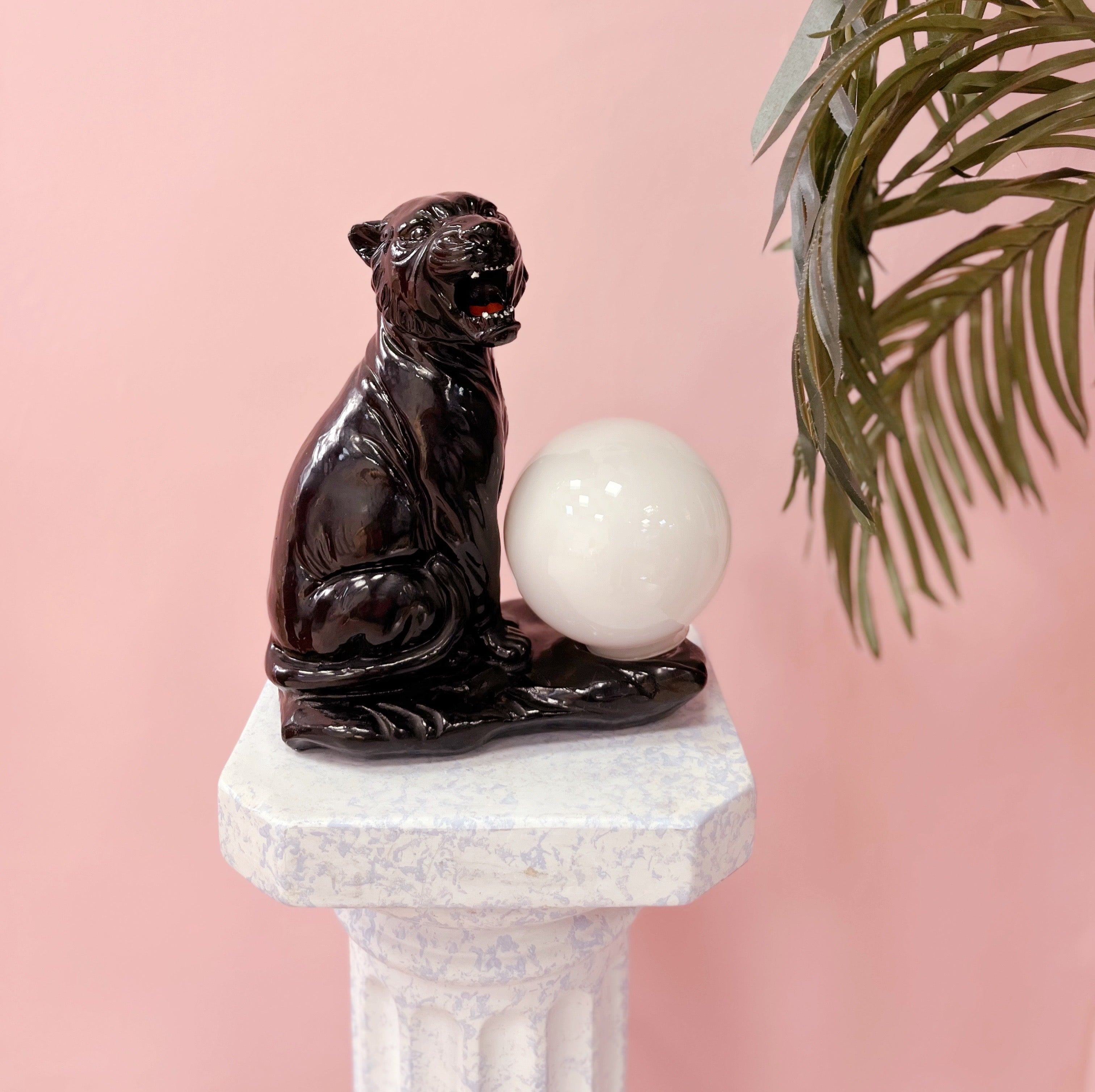 Lampe Panthère noire et globe opalin, années 80