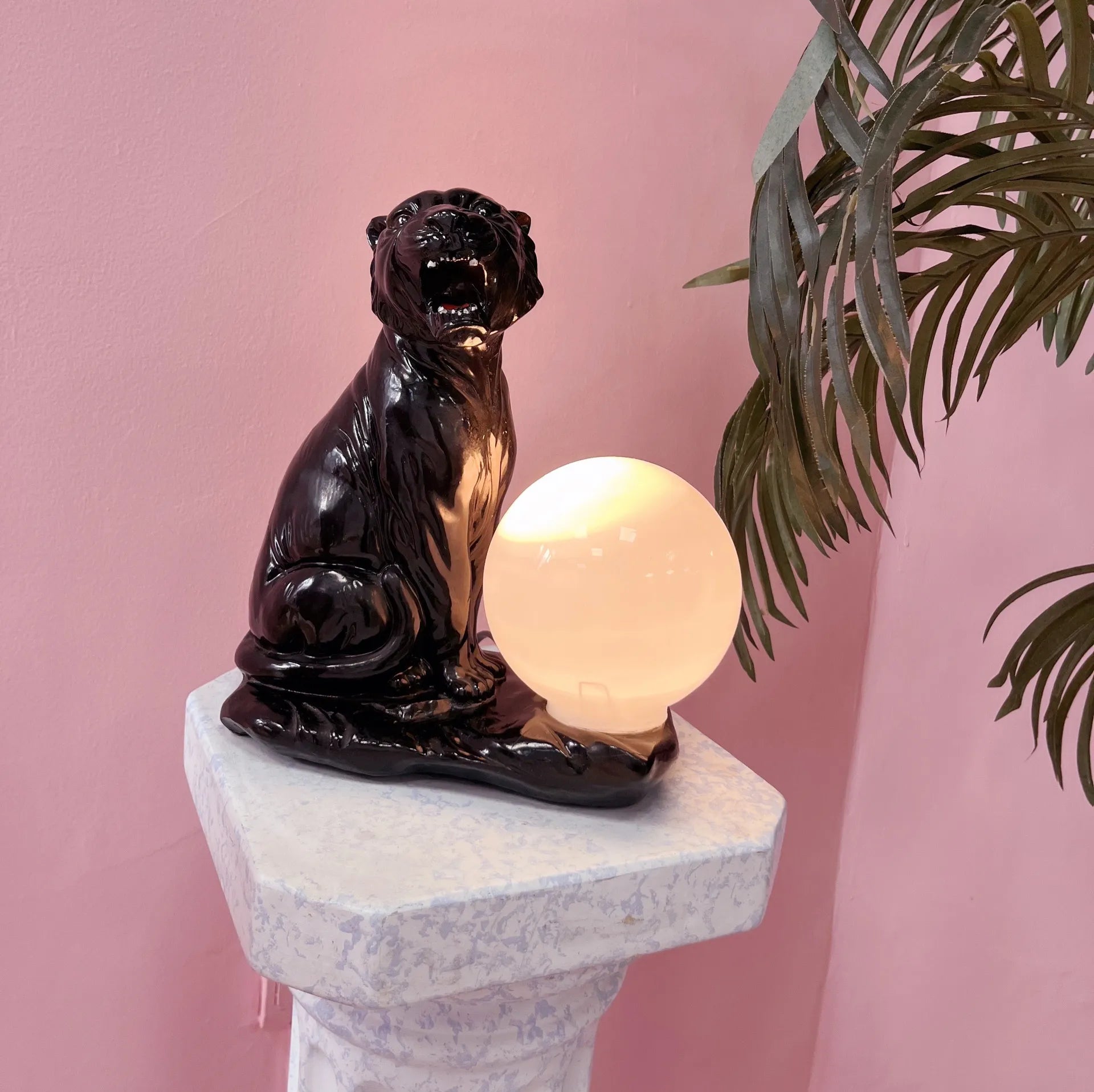 Lampe Panthère noire et globe opalin, années 80 - Club Barbara