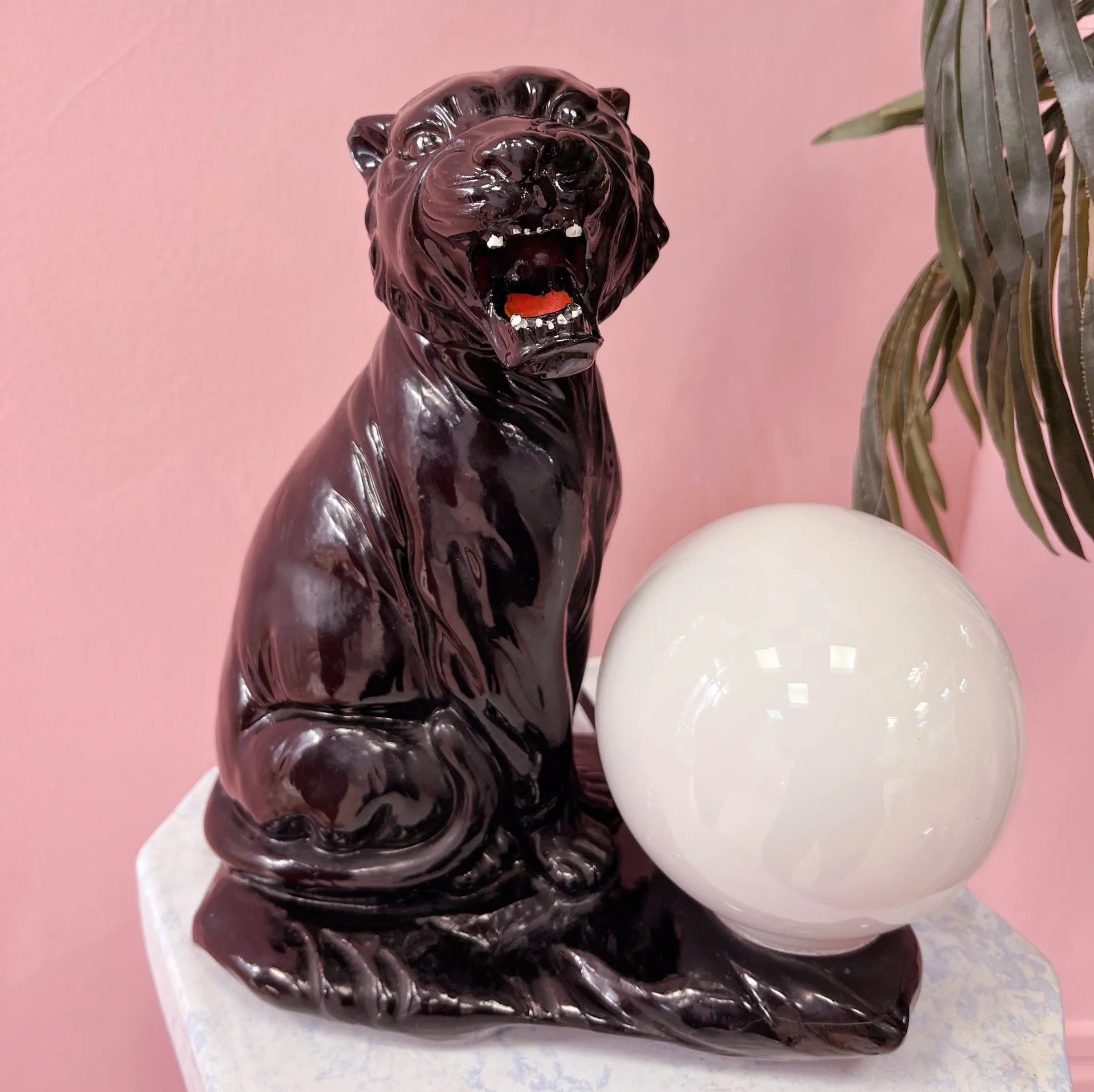 Lampe Panthère noire et globe opalin, années 80 - Club Barbara