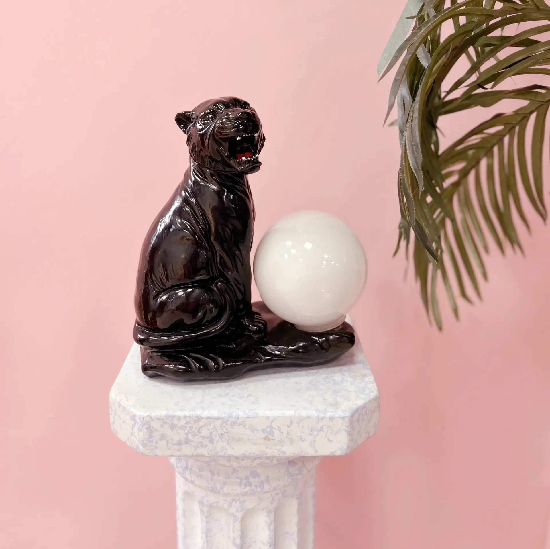 Lampe Panthère noire et globe opalin, années 80 - Club Barbara